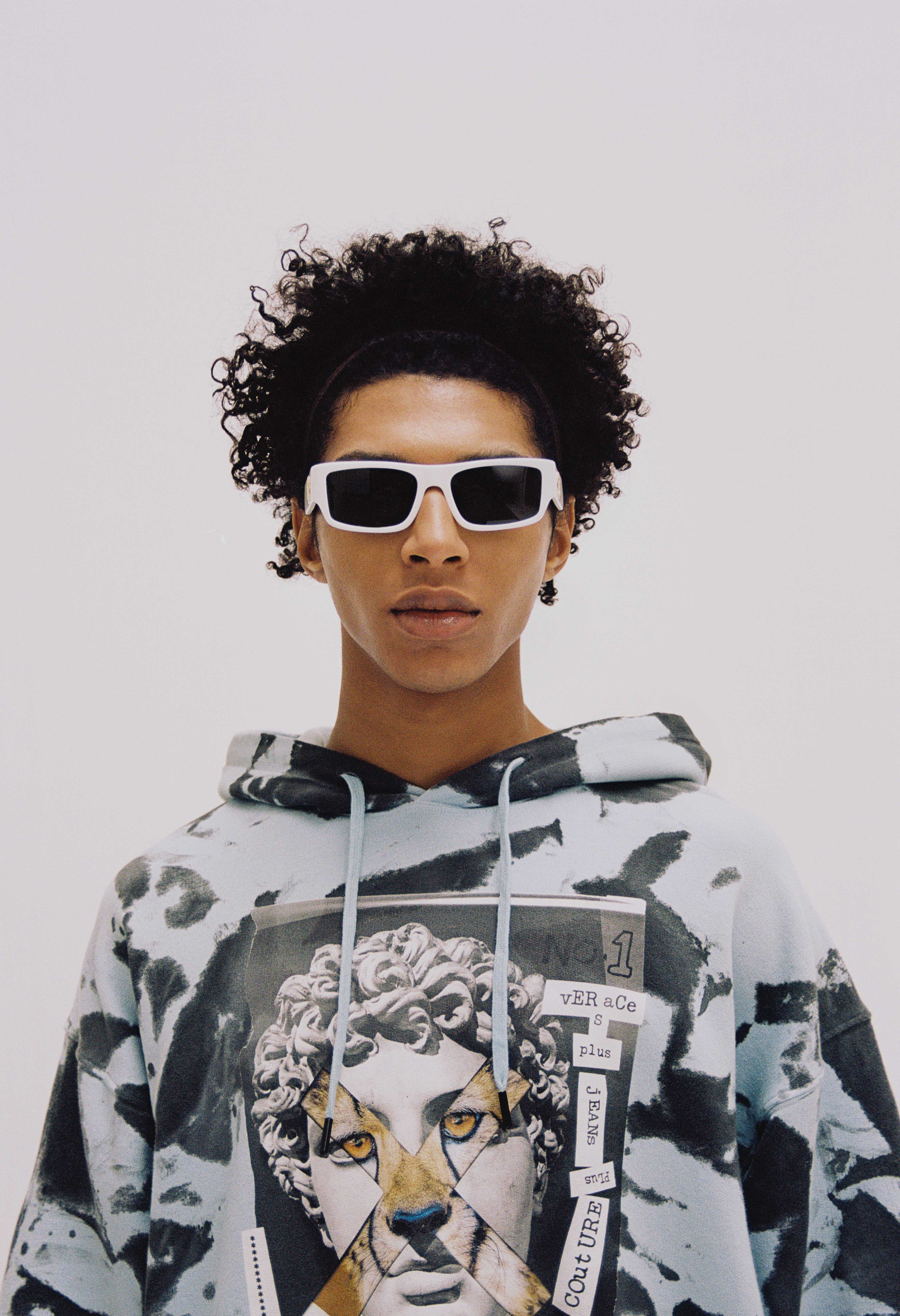Felpa Versace Jeans Couture capsule collection 2021 in collaborazione con Hey Reilly