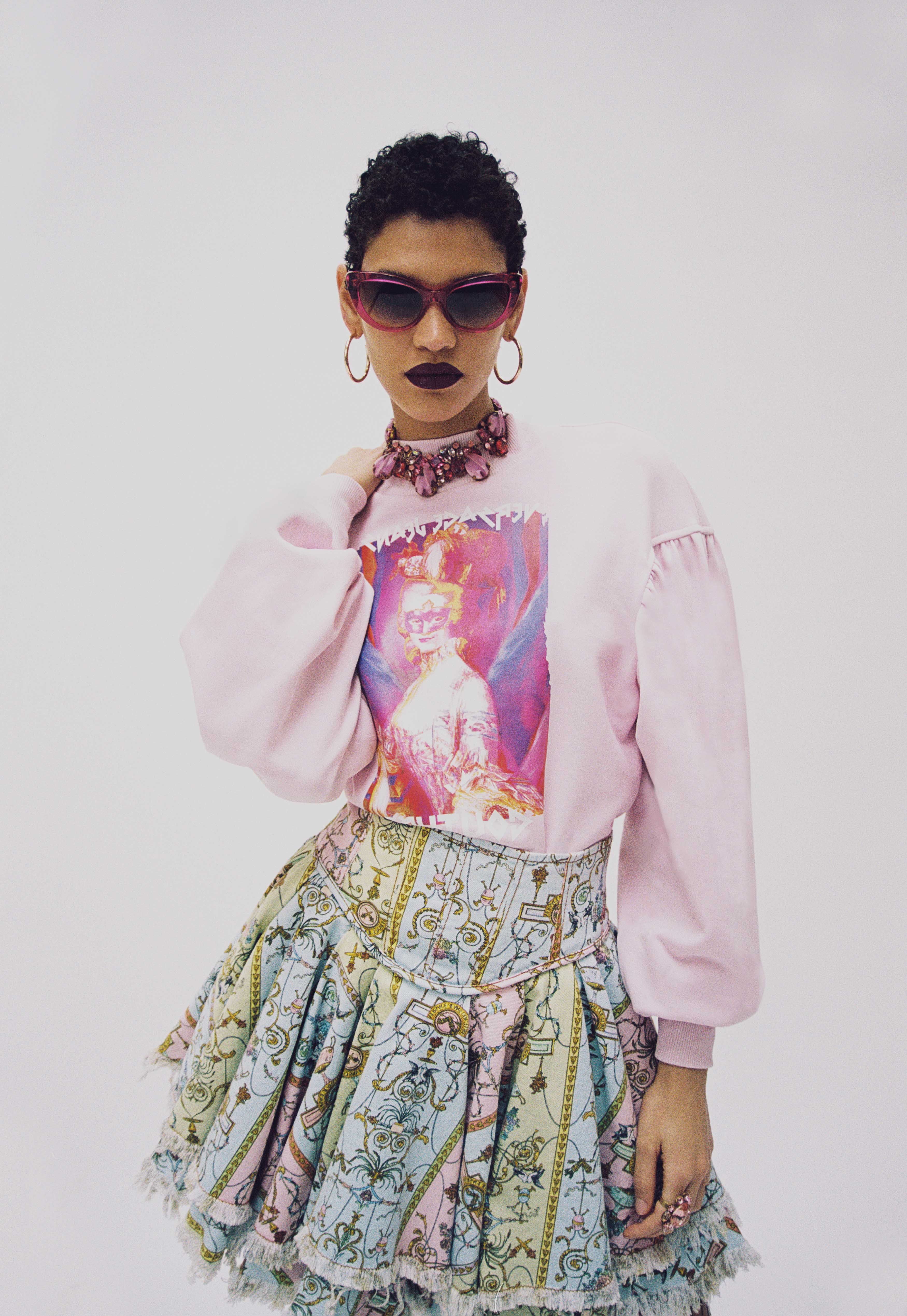 Total look Versace Jeans Couture capsule collection 2021 in collaborazione con Hey Reilly
