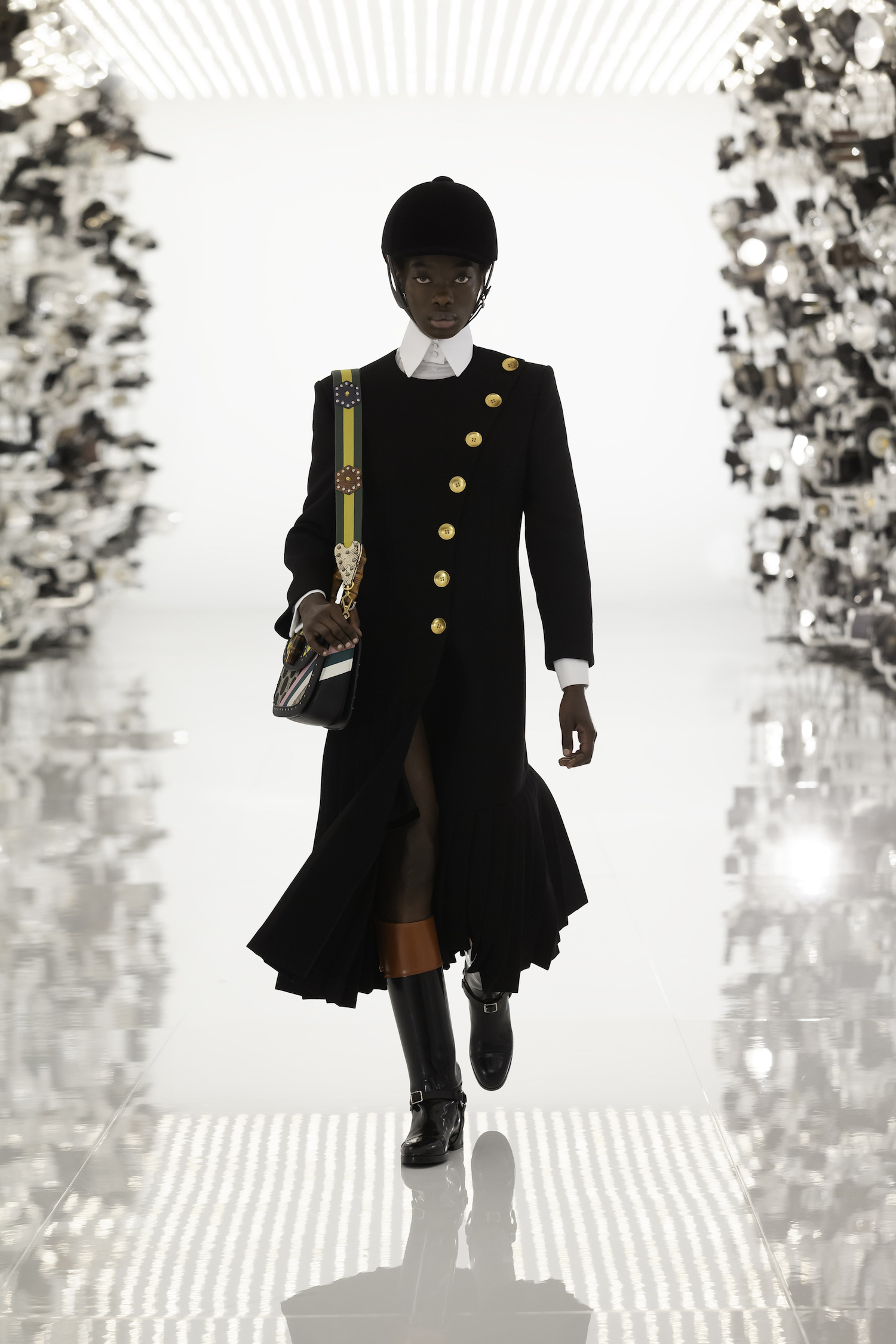 Modella in passerella per la collaborazione F/W 21 di Gucci e Balenciaga