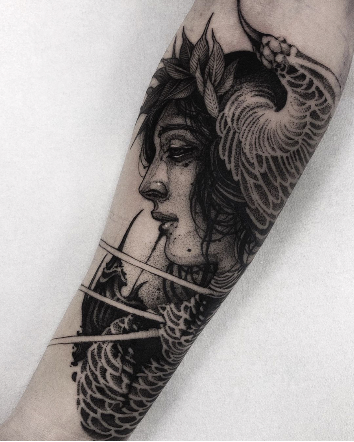tatuaggio arpia bianco e nero di Francesco Bianco