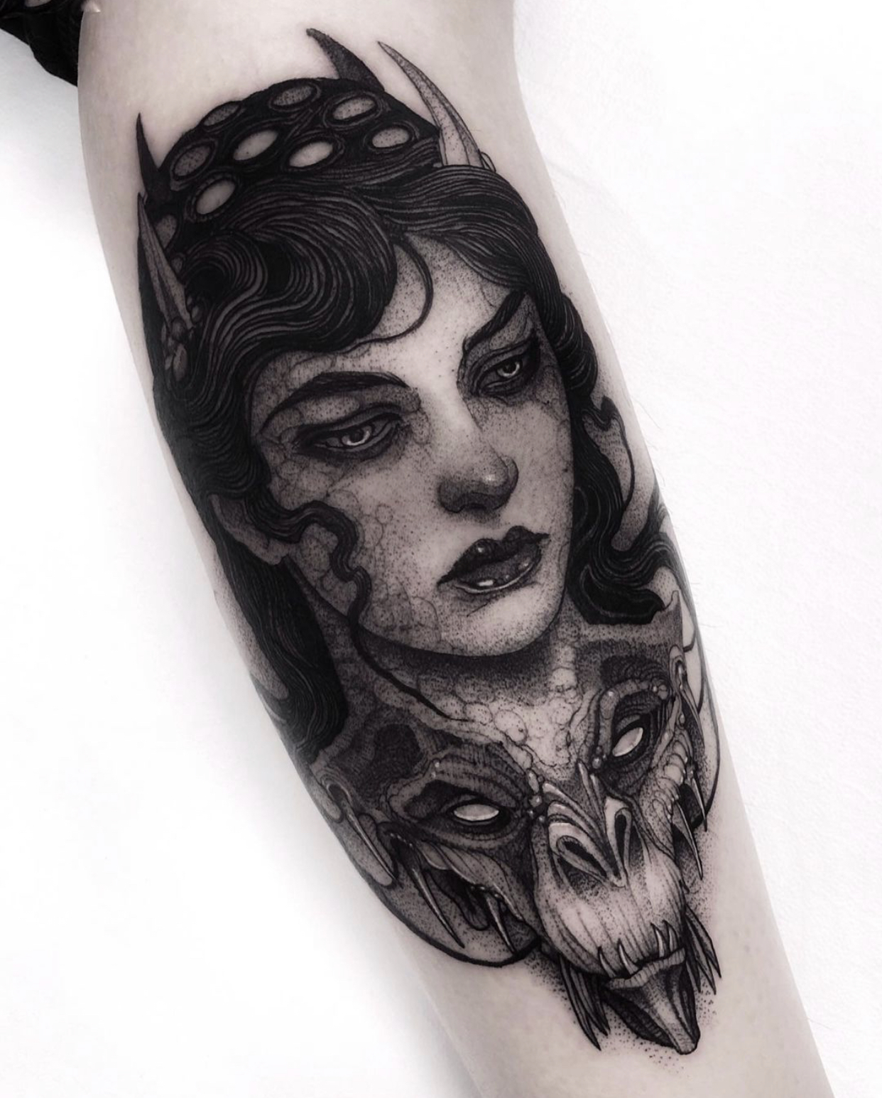 tatuaggio bianco e nero donna gargoyle di Francesco Bianco