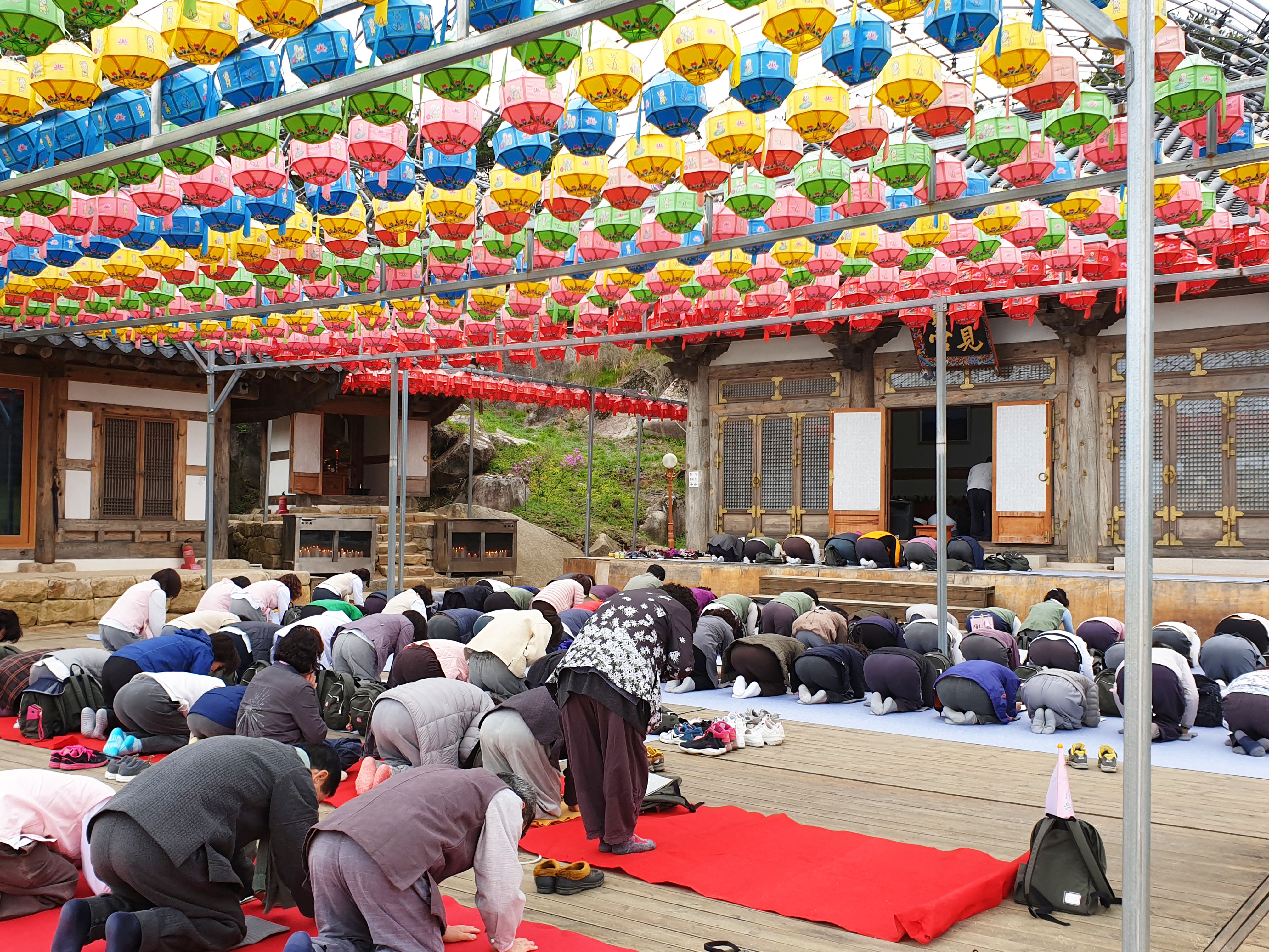 Umat Buddha beribadah sebelum pandemi.