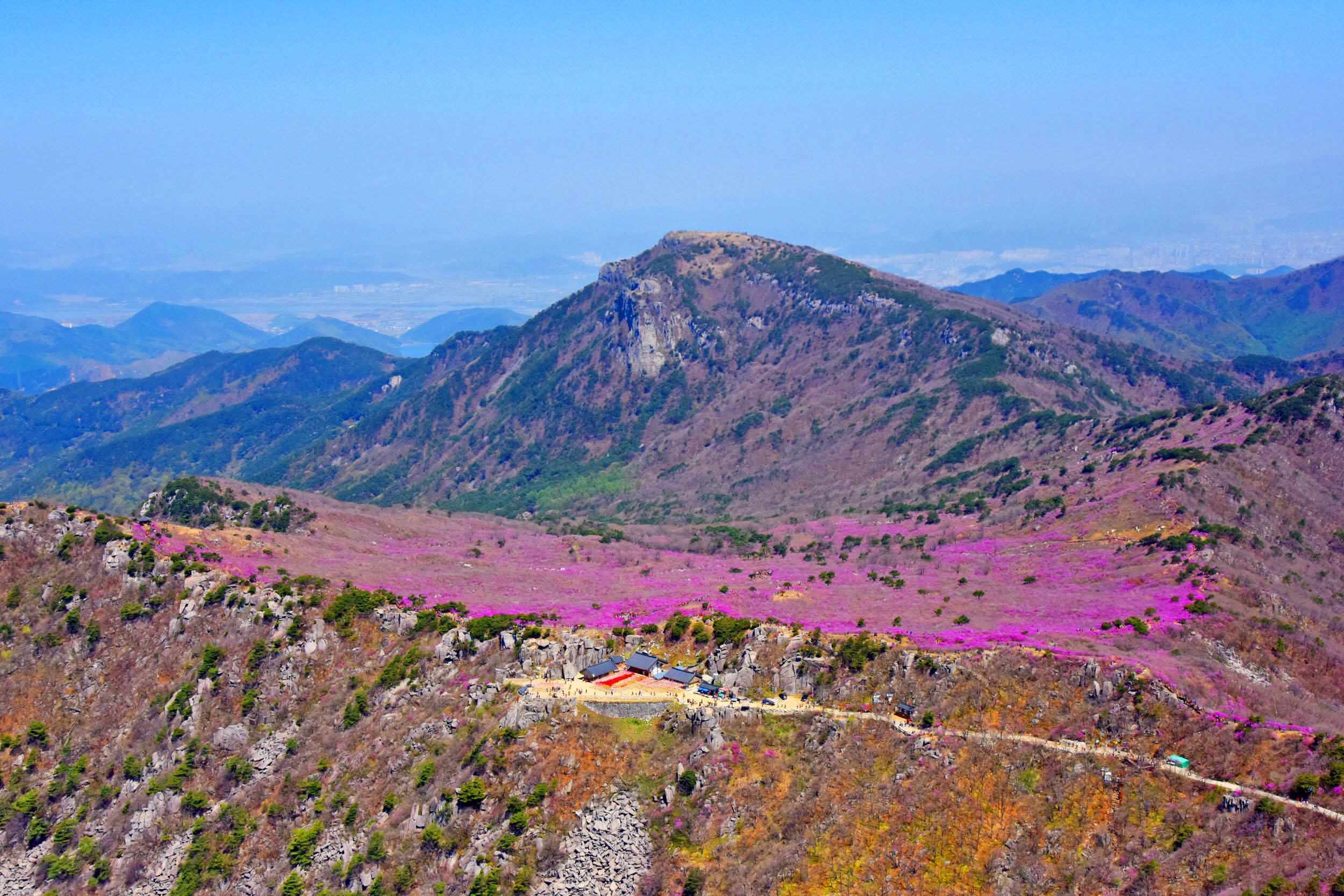 Kuil Daegyeonsa terletak di atas Gunung Biseul.