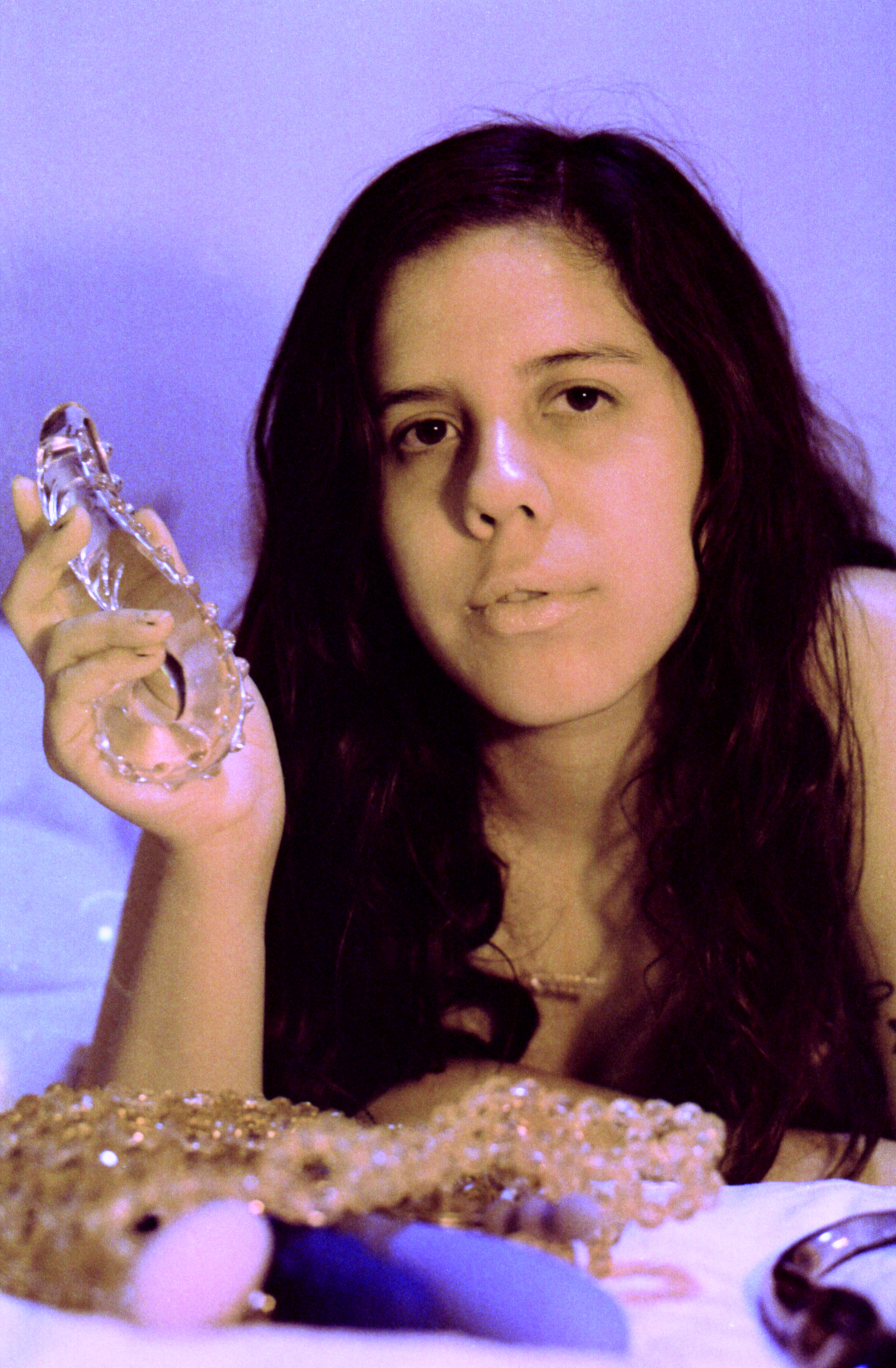 Maria Medusa foto con luci viola e sex toy in mano, progetto Show Me Your Queer