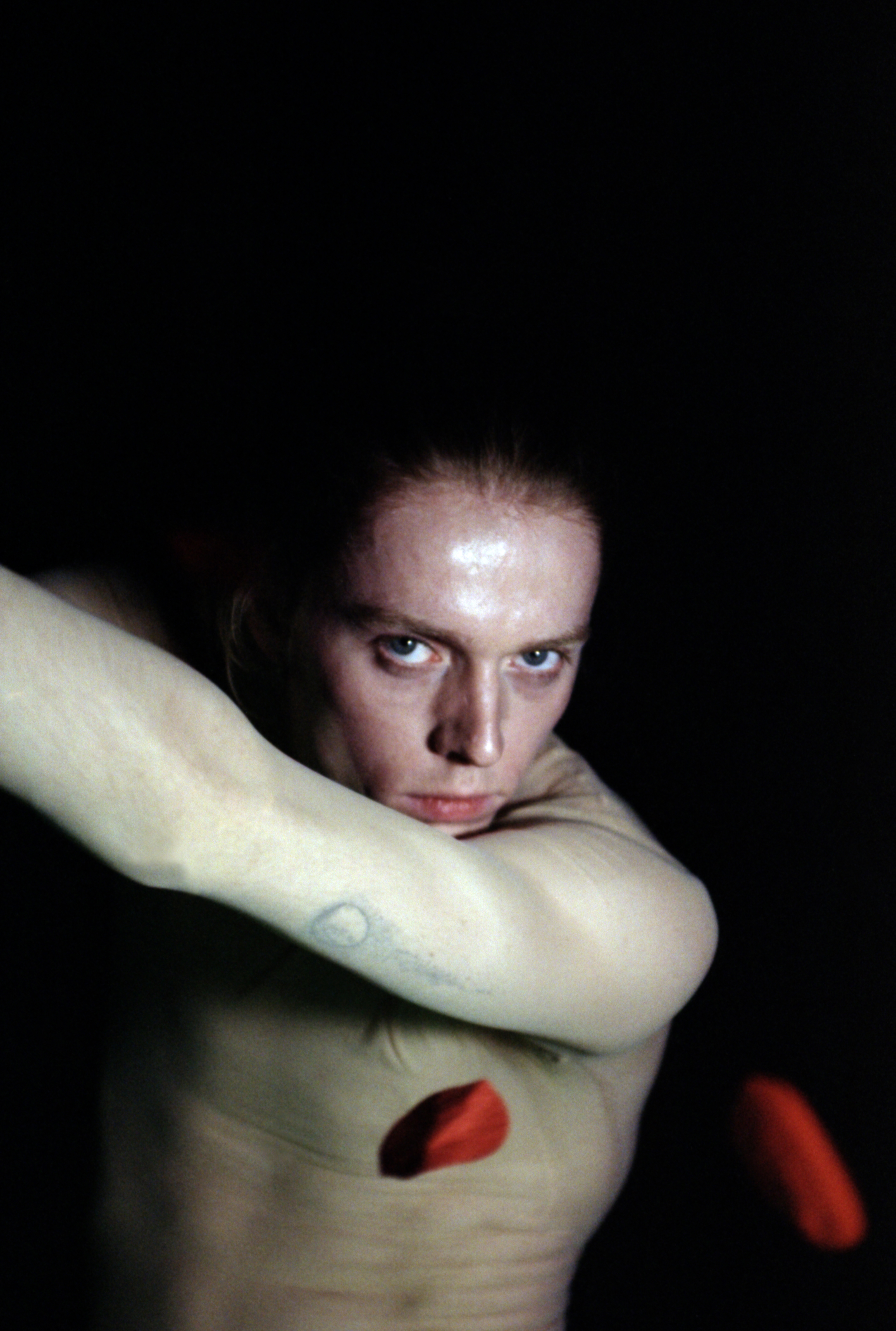 Lukas seminudo con petali di rosa, progetto Show Me Your Queer
