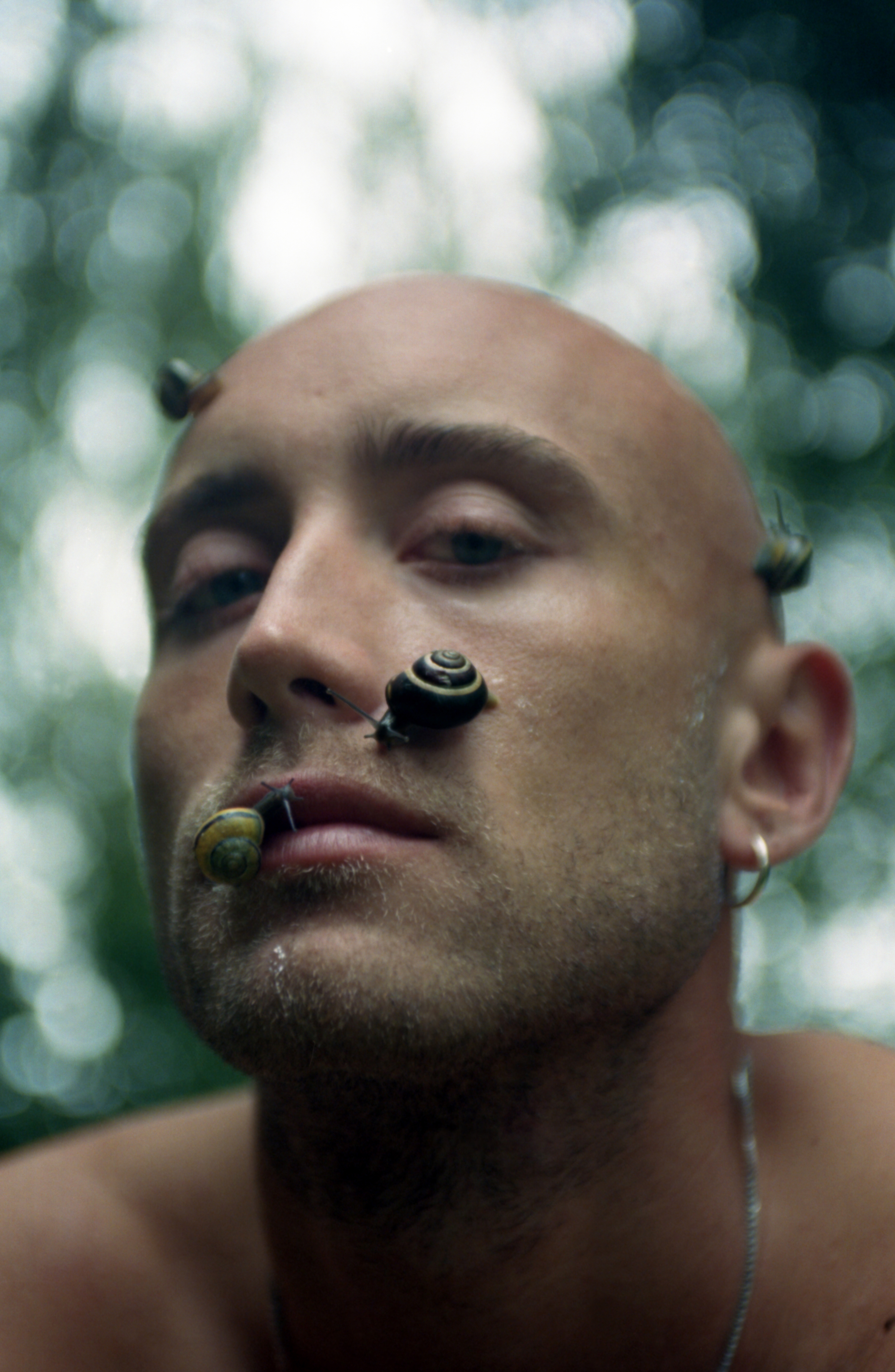 Jakob con lumache in viso in mezzo ai boschi, progetto Show Me Your Queer