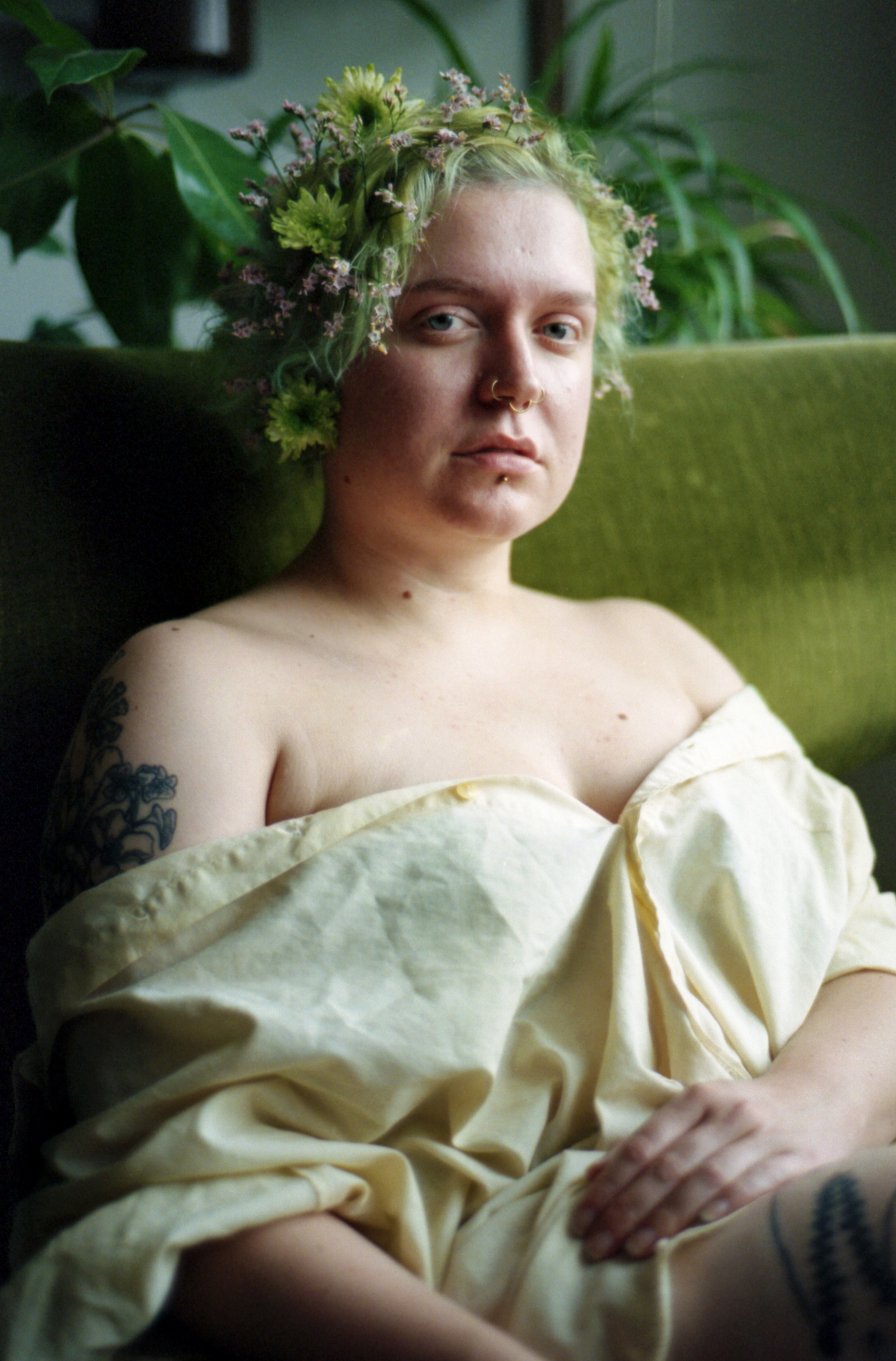 Camilla con fiori nei capelli e piante dietro la schiena, progetto Show Me Your Queer