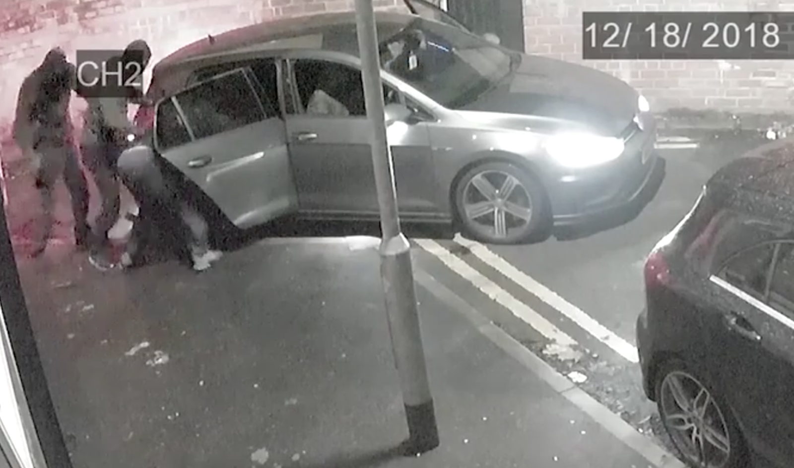 Tangkapan layar dari rekaman CCTV menampilkan korban penculikan dipaksa masuk ke dalam mobil di Salford, Greater Manchester.
