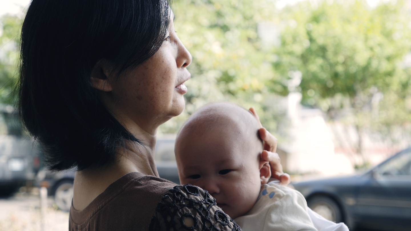 Ibu Chen-yun menggendong bayi.