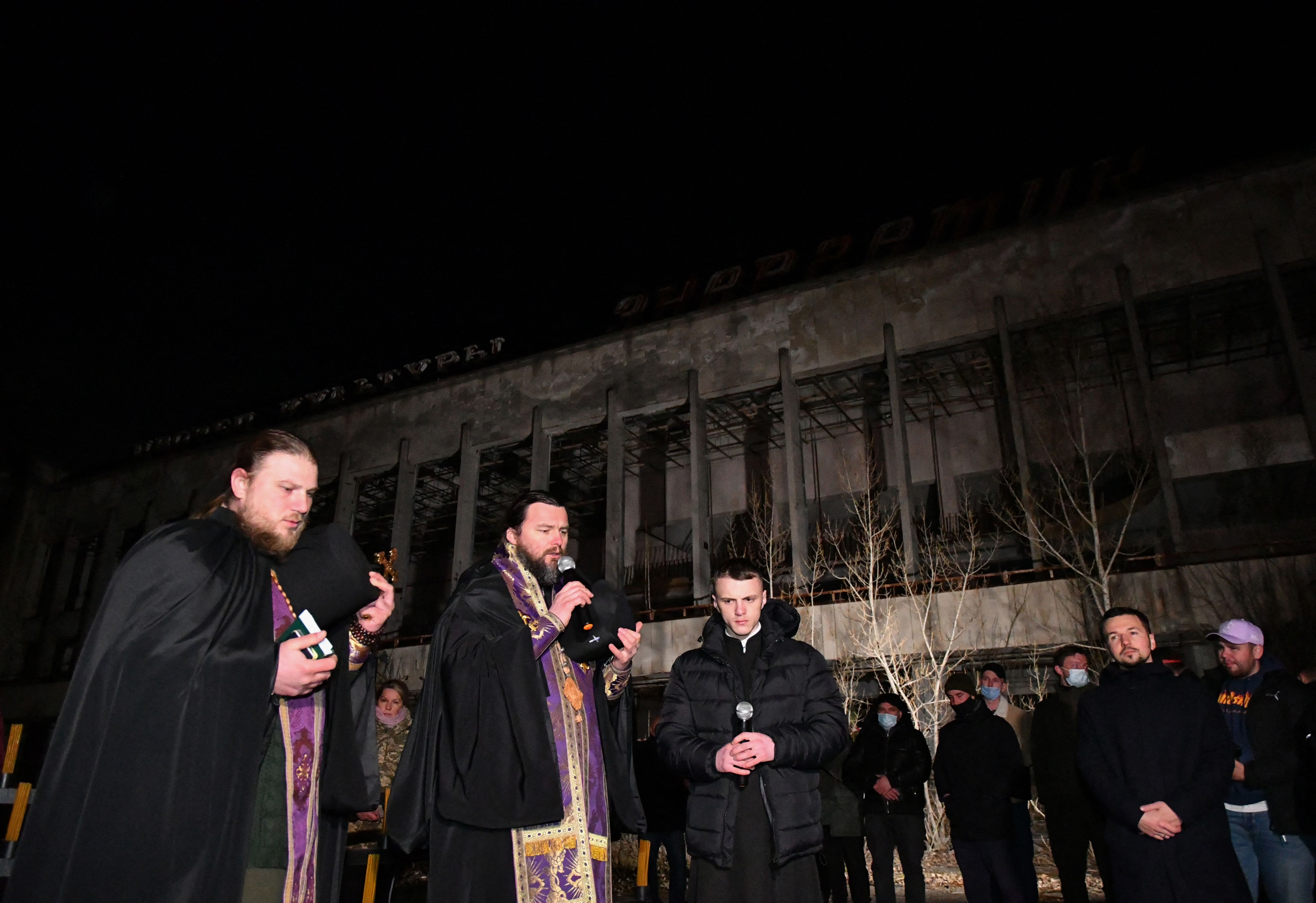 Pendeta ortodoks memimpin doa untuk korban tewas Chernobyl di alun-alun pusat kota Pripyat. Foto: Genya Savilov/AFP