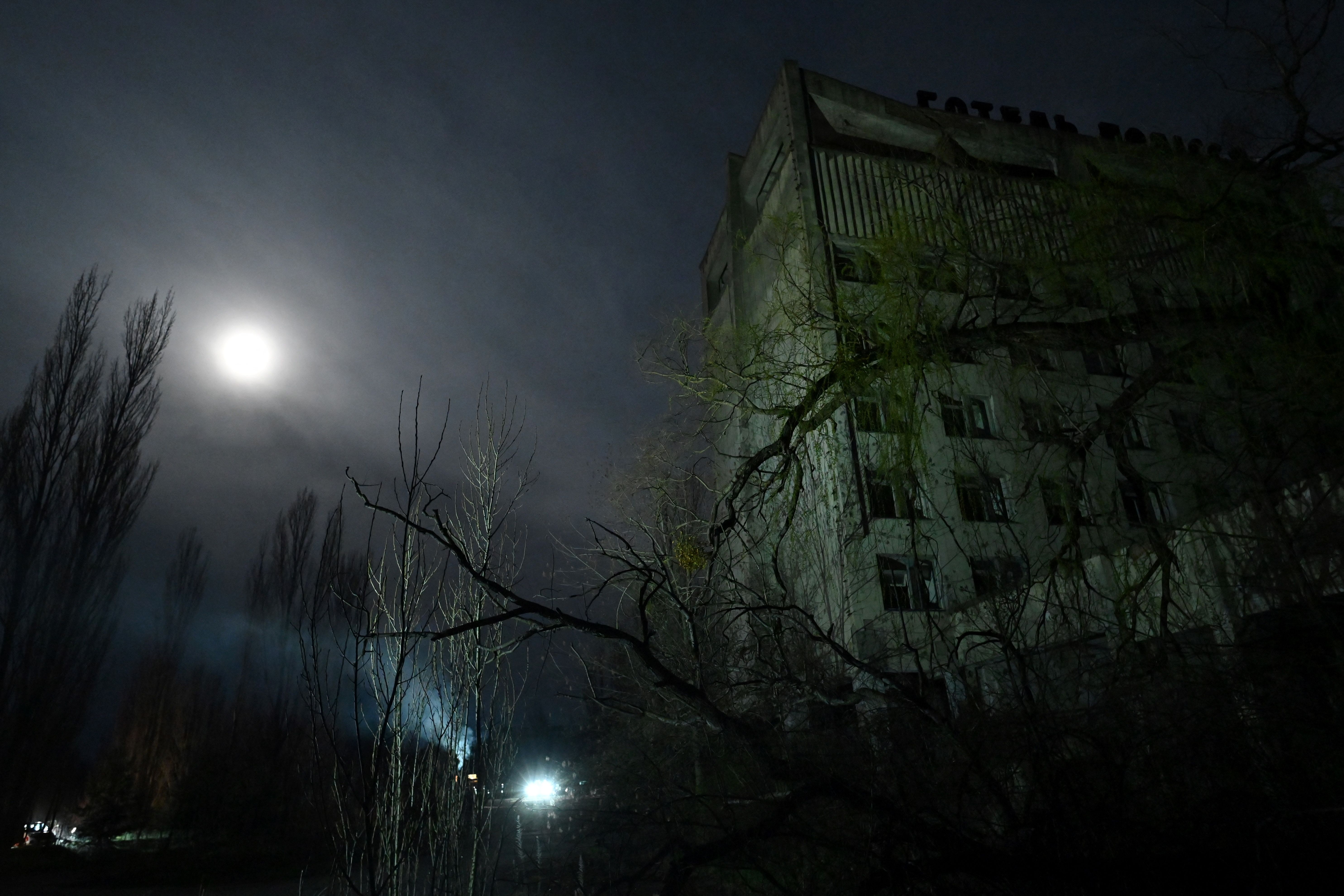 Bangunan terbengkalai di kota mati Pripyat. Foto: Genya Savilov/AFP