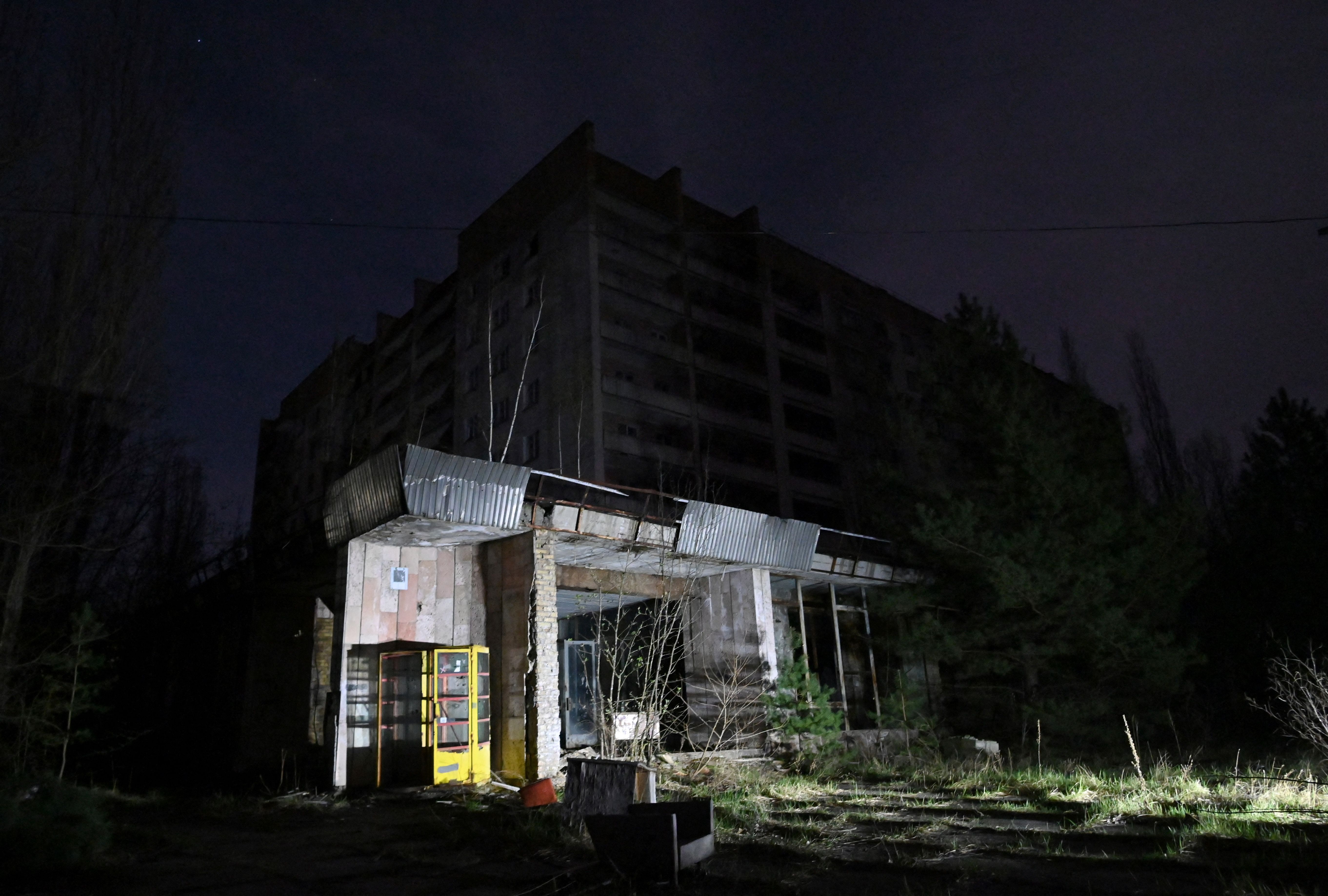 Bangunan terbengkalai di kota mati Pripyat. Foto: Genya Savilov/AFP