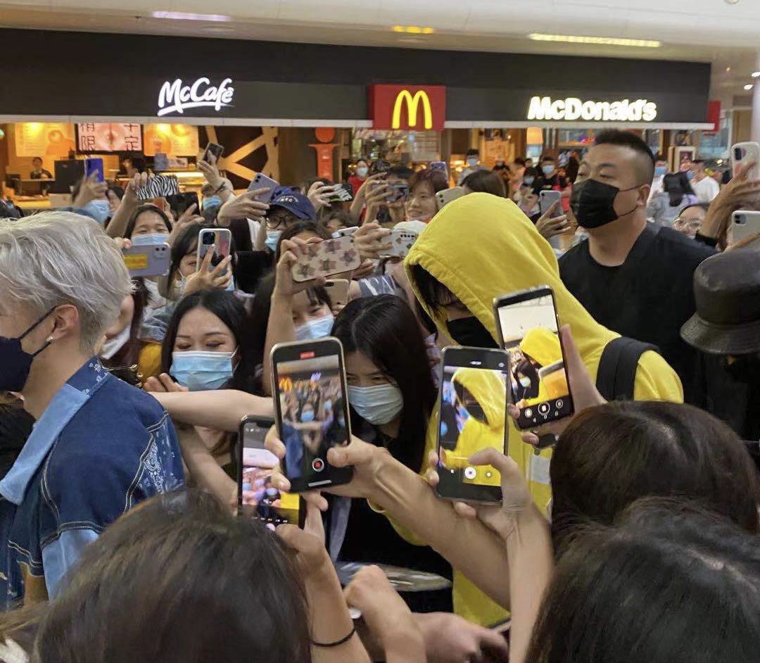 Lelush dikerubungi penggemar ketika meninggalkan bandara Haikou, Provinsi Hainan pada Senin. Foto: Lydia Lyu