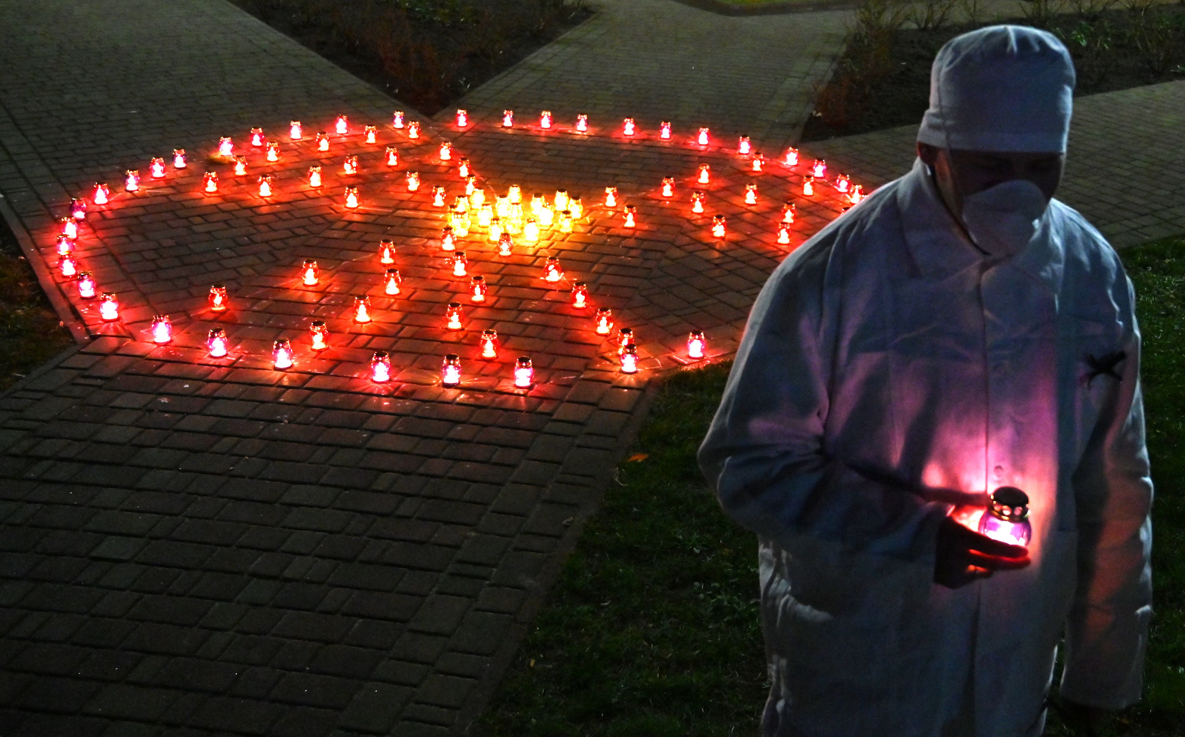 Susunan lilin untuk memperingati 35 tahun Chernobyl