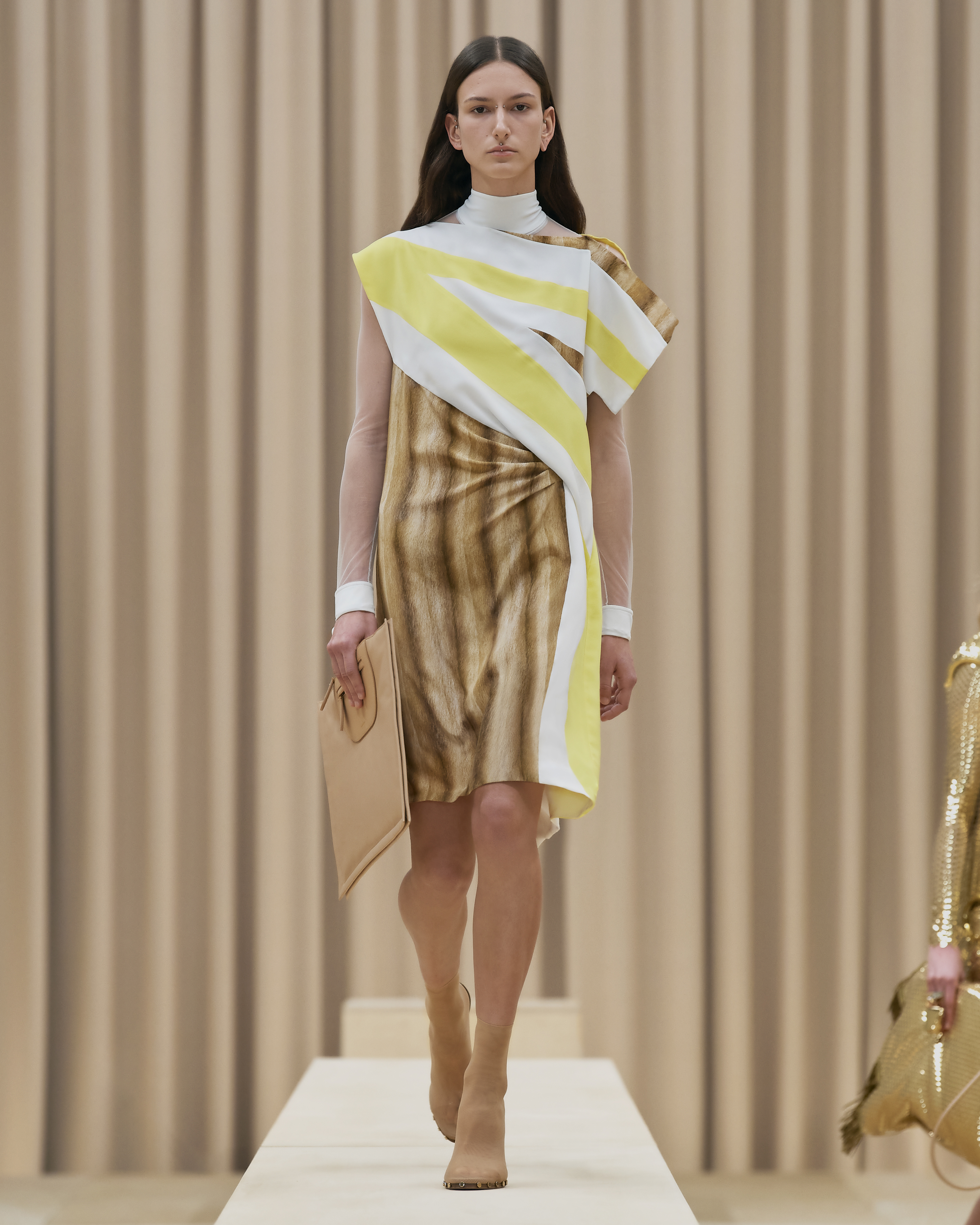 Burberry Autumn_Winter 2021 Womenswear Collection - Look 6 - Chai_001.jpg