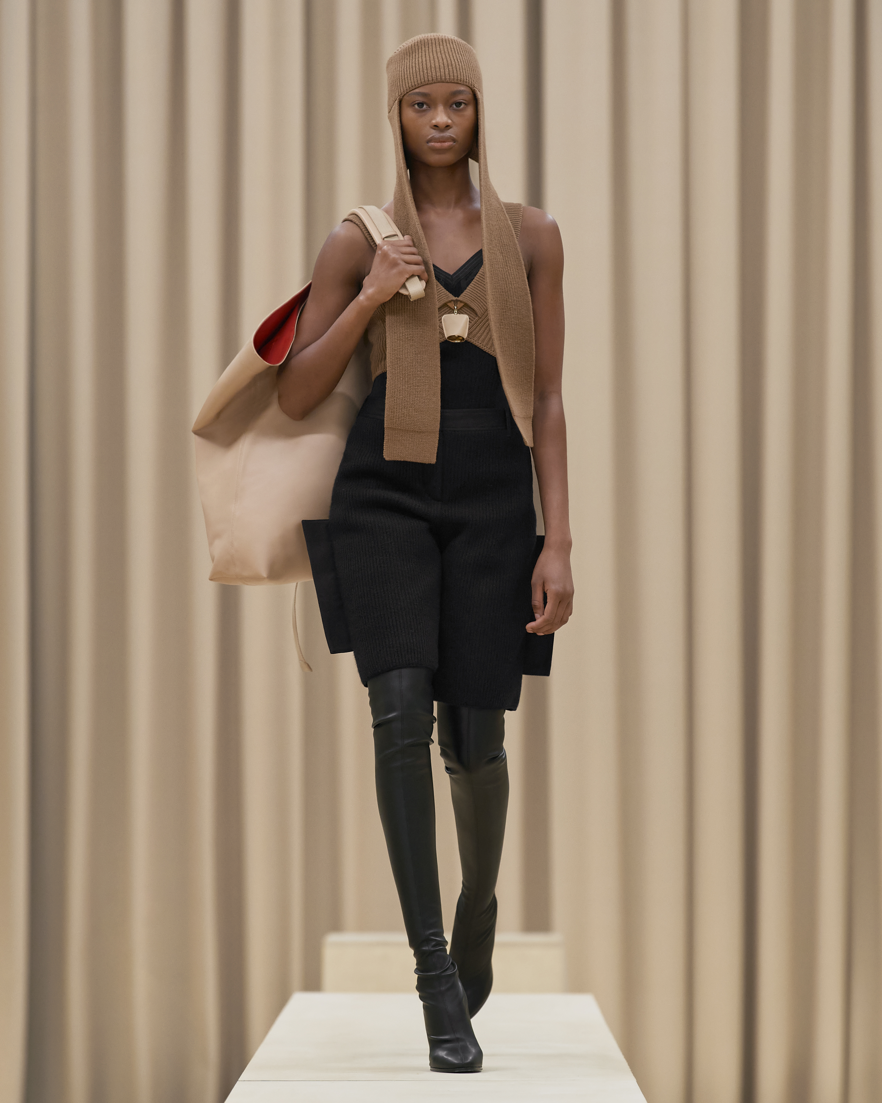 Burberry Autumn_Winter 2021 Womenswear Collection - Look 13 - Mayowa_001.jpg