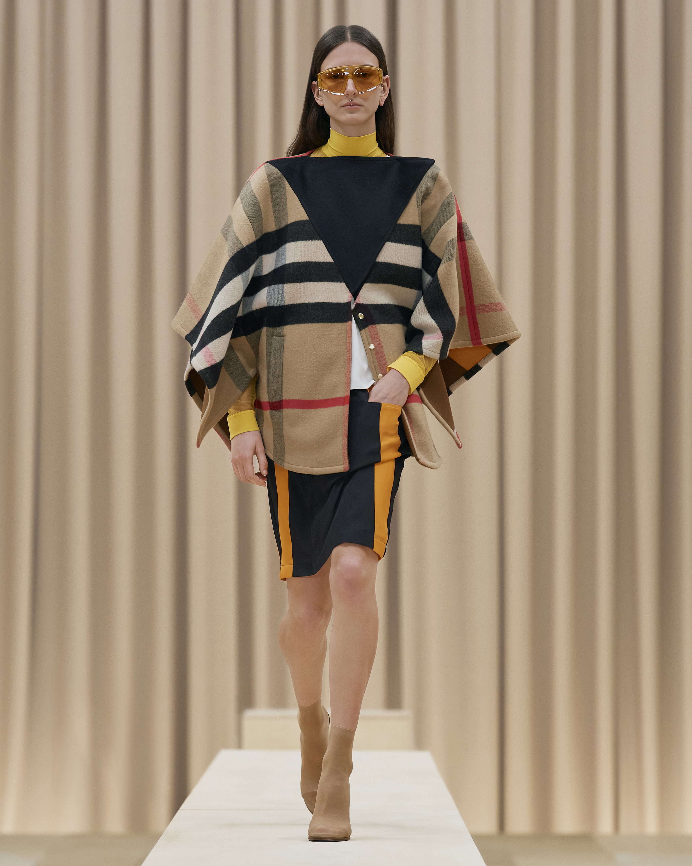 Burberry Autumn_Winter 2021 Womenswear Collection - Look 36 - Chai_001.jpg