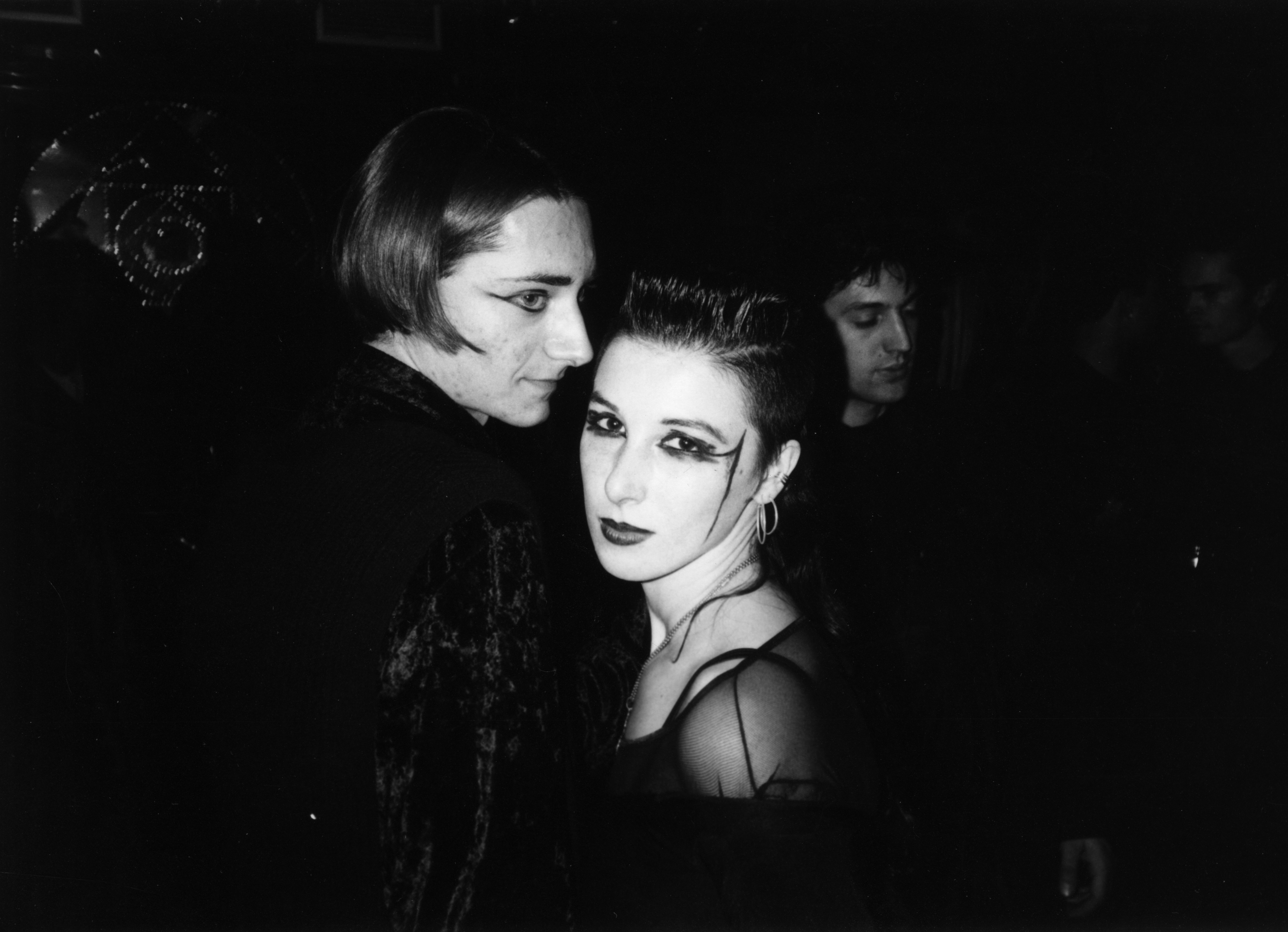 una coppia di goth italiani anni '90, foto da Dark Youth