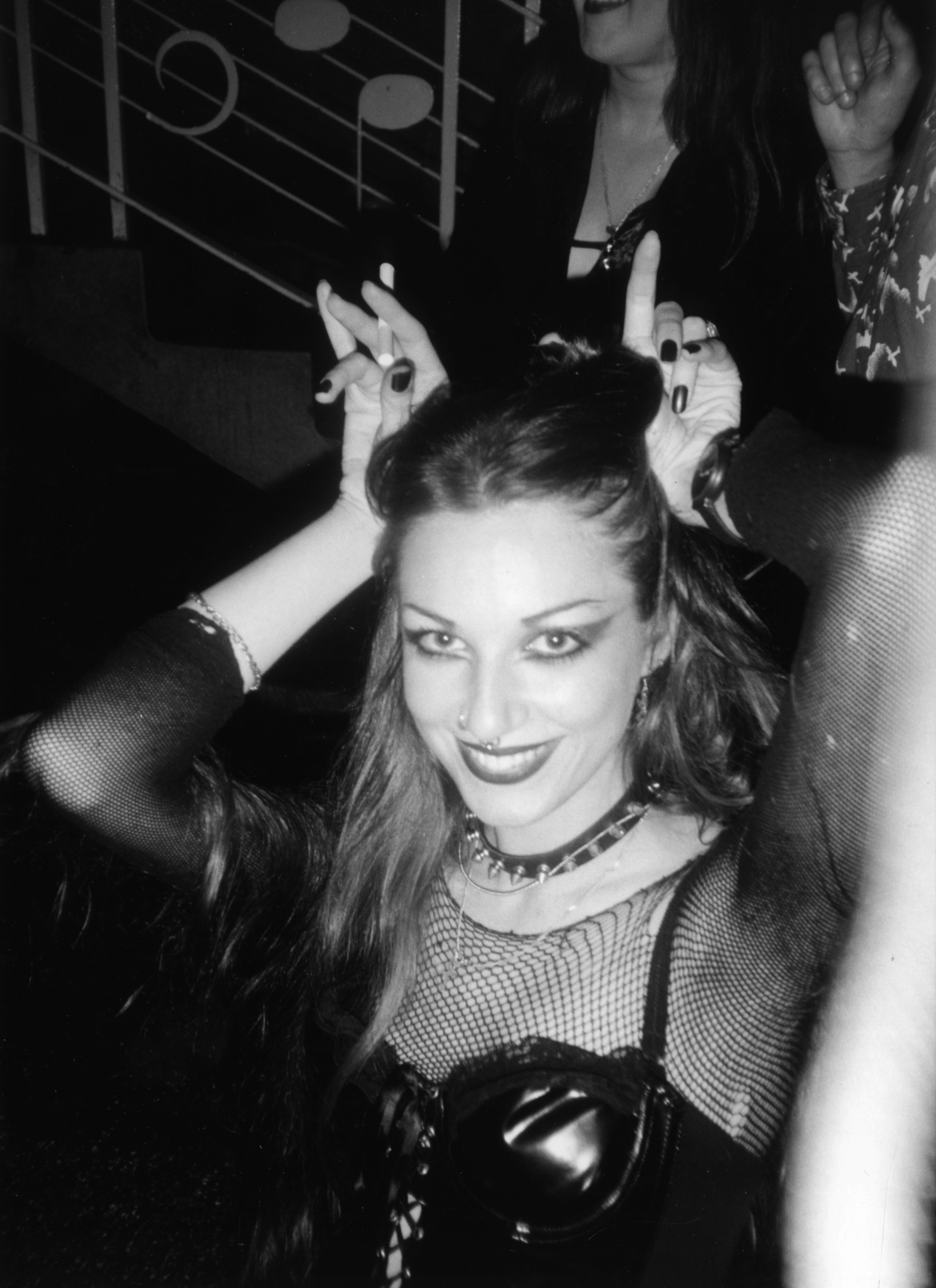 ragazza goth che fa le corna, foto da Dark Youth Ragazzi di Strada