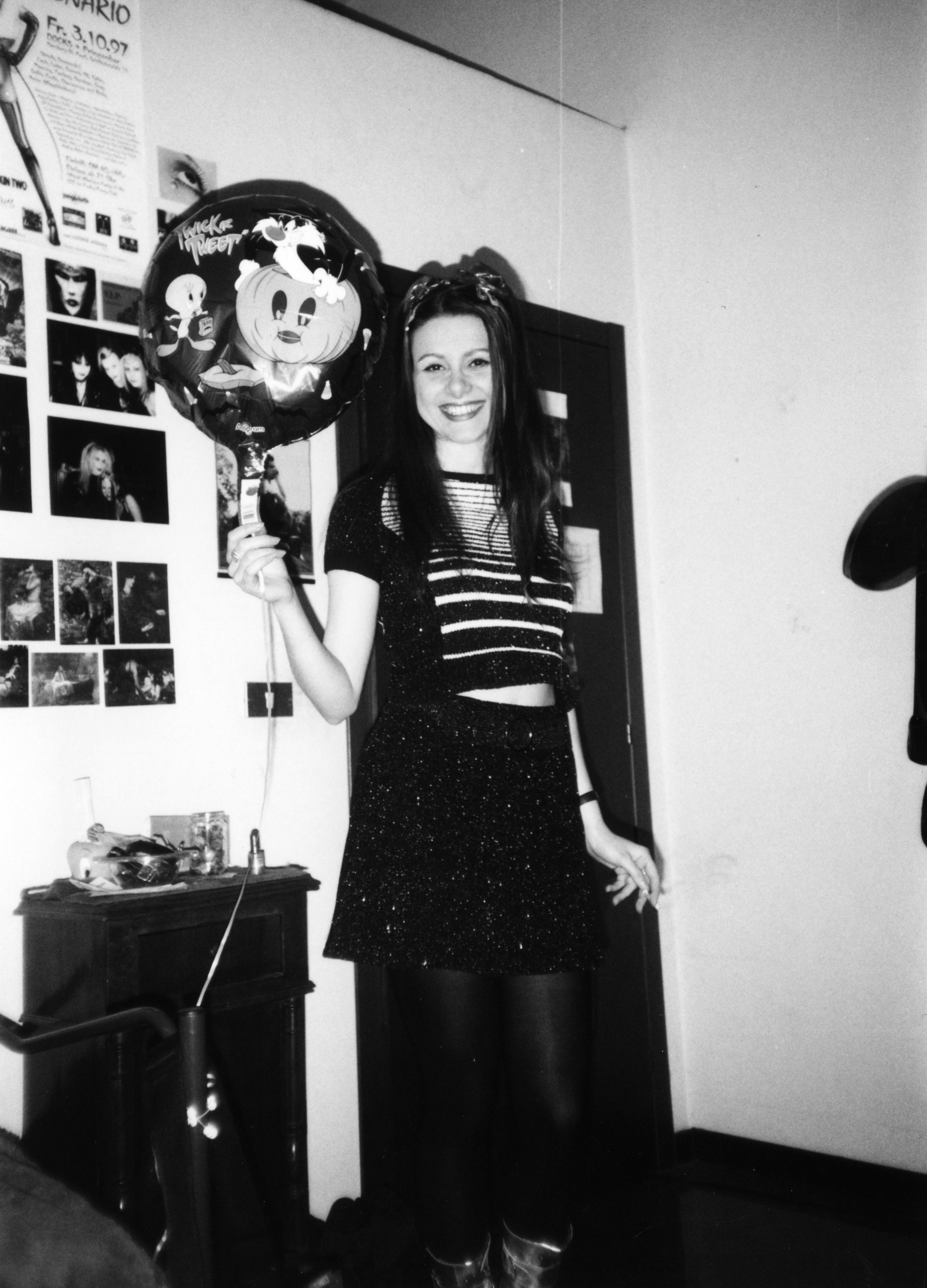 ragazza cyber-goth con palloncino, foto da Dark Youth Ragazzi di Strada