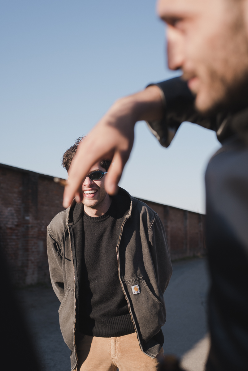 ragazzo che ride con mano davanti alla faccia, foto courtesy of Stasis