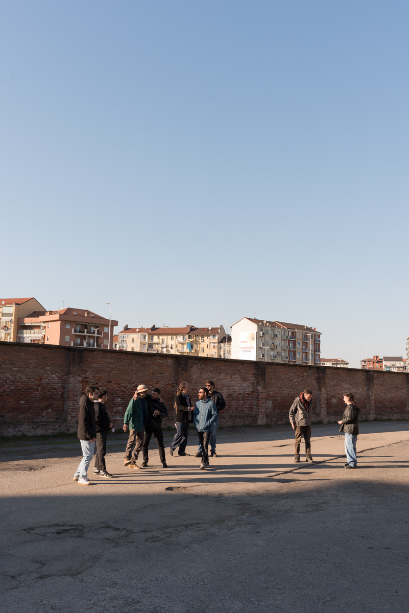 collettivo davanti a un muro, foto courtesy of Stasis