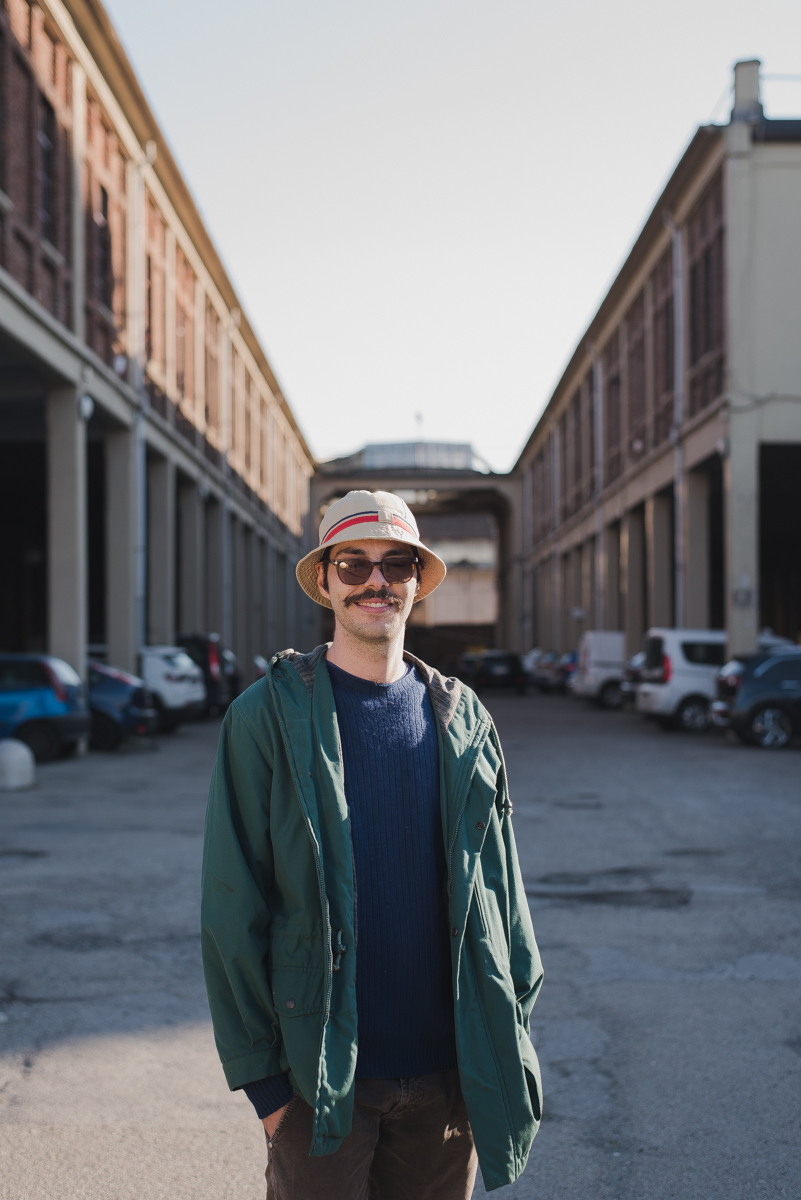 ragazzo baffi cappellino occhiali da sole, foto courtesy of Stasis
