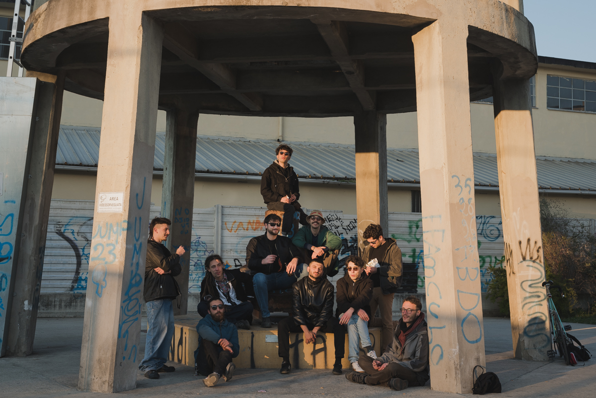 ragazzi seduti sotto al silos, foto courtesy of Stasis