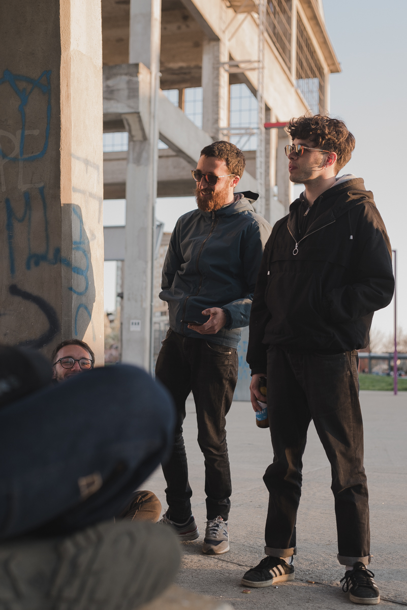 ragazzi che discutono in un'area dimessa, foto courtesy of Stasis