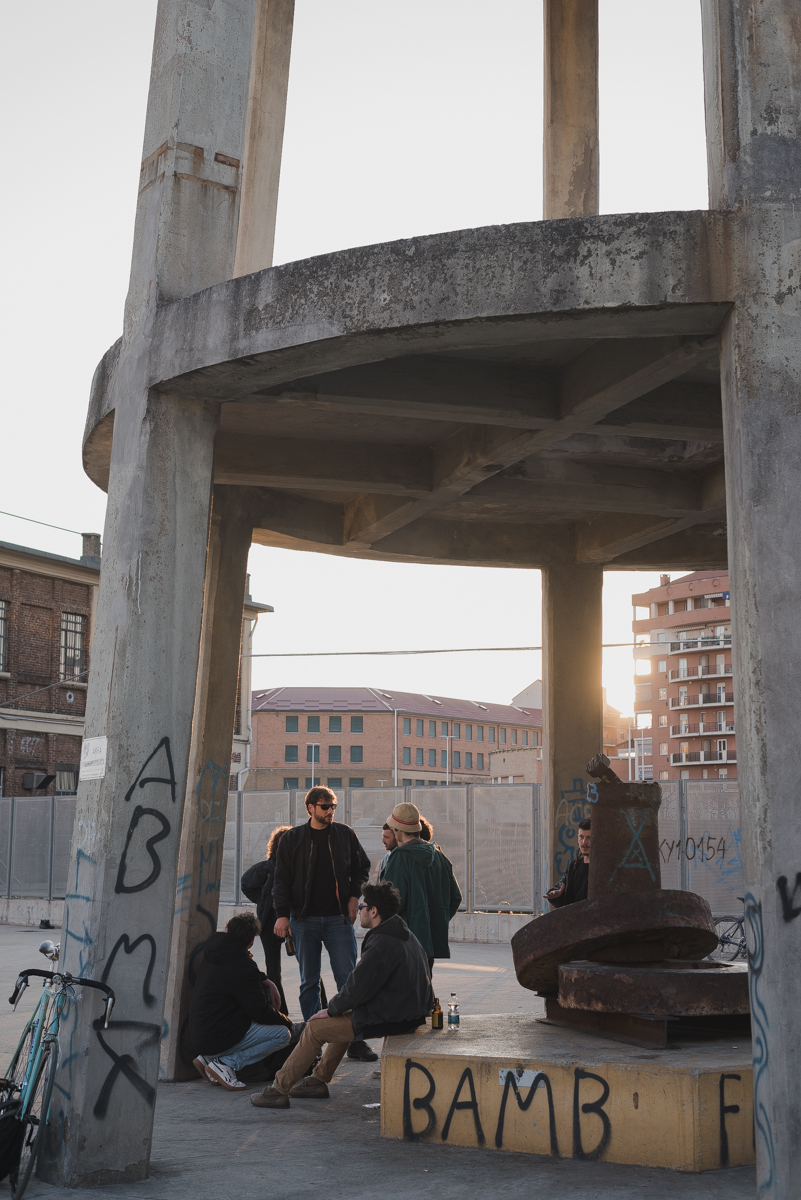 area dimessa con graffiti e ragazzi seduti, v