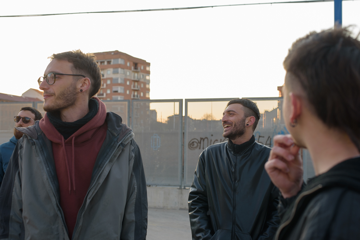 ragazzi che parlano e ridono, foto courtesy of Stasis