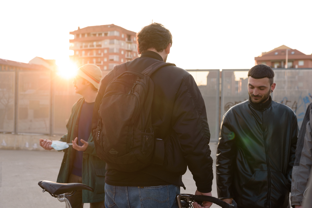 ragazzi che parlano controluce palazzi e mascherina, foto courtesy of Stasis