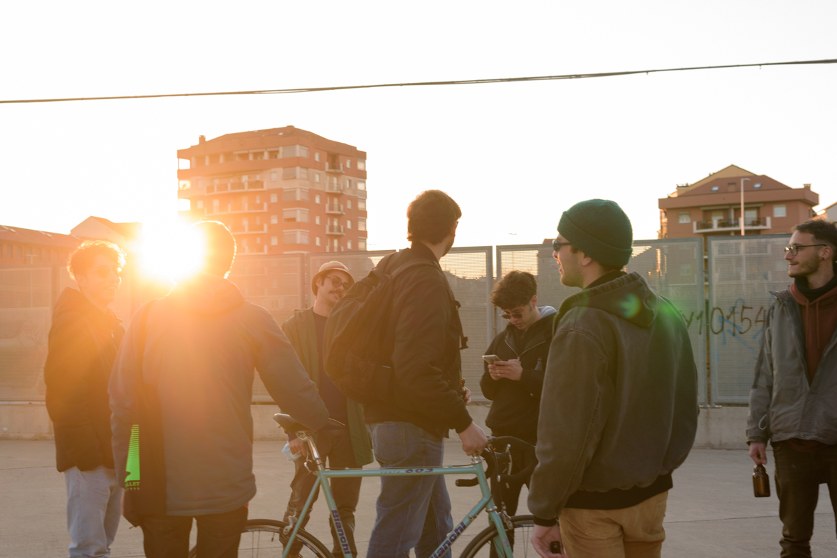 ragazzi che parlano attorno a una bicicletta, foto courtesy of Stasis