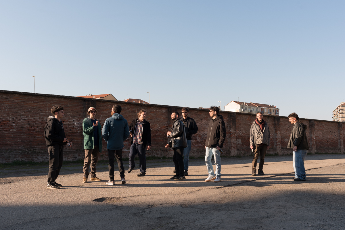 ragazzi che chiacchierano davanti a un muro, foto courtesy of Stasis