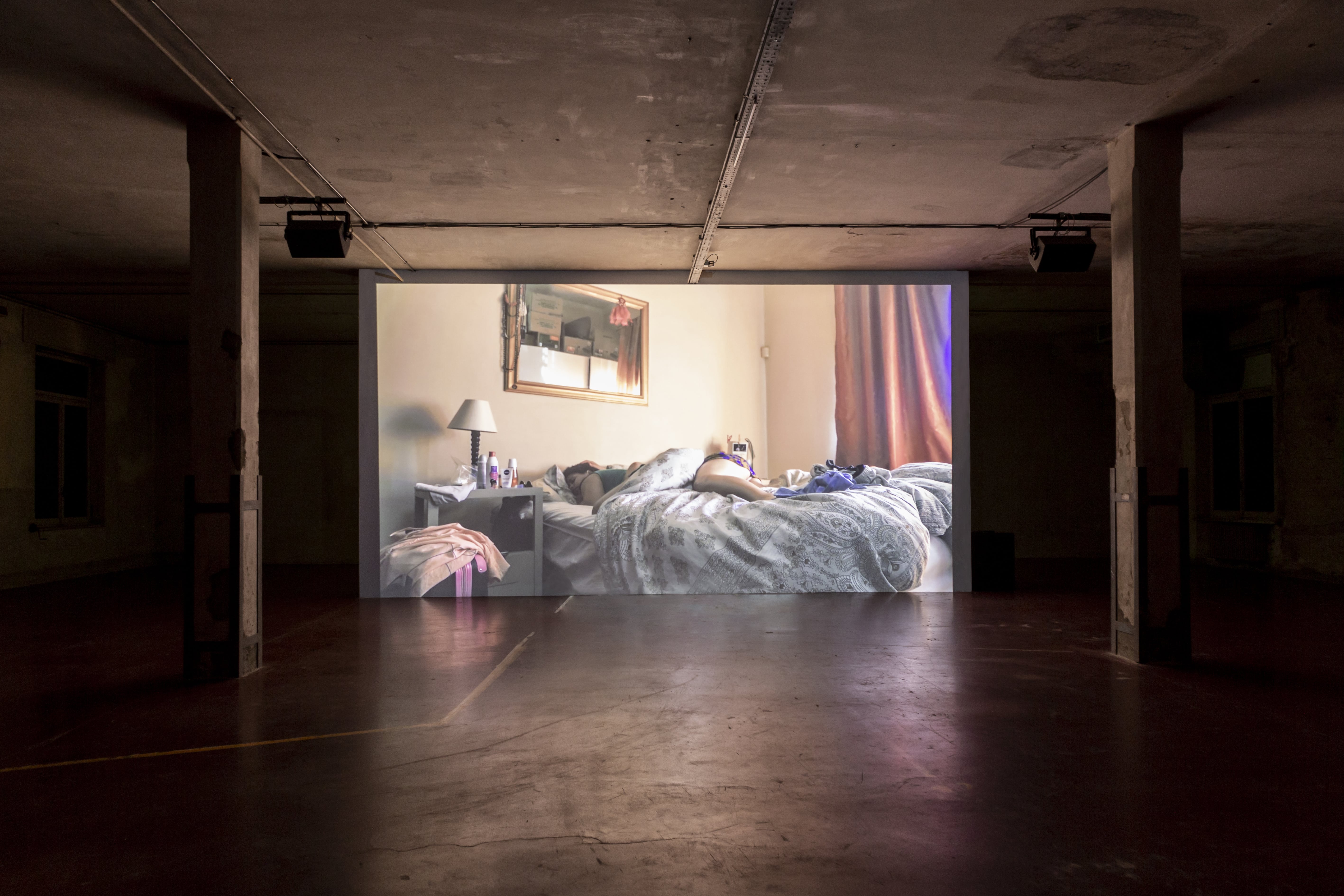persone a letto, mostra resisting to trouble, foto courtesy of Manifattura tabacchi
