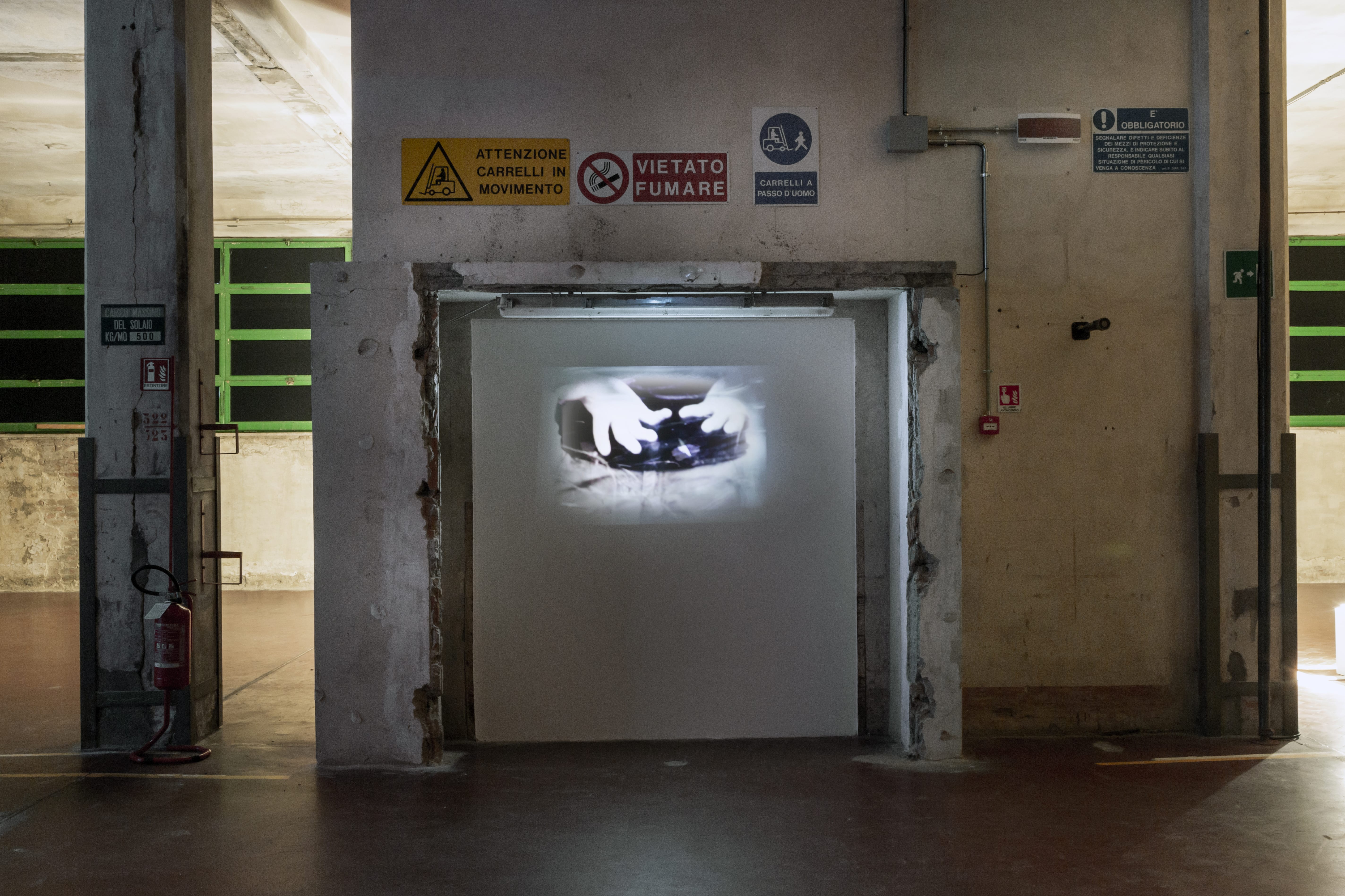 mani maniglie antipanico, mostra resisting to trouble, foto courtesy of Manifattura tabacchi