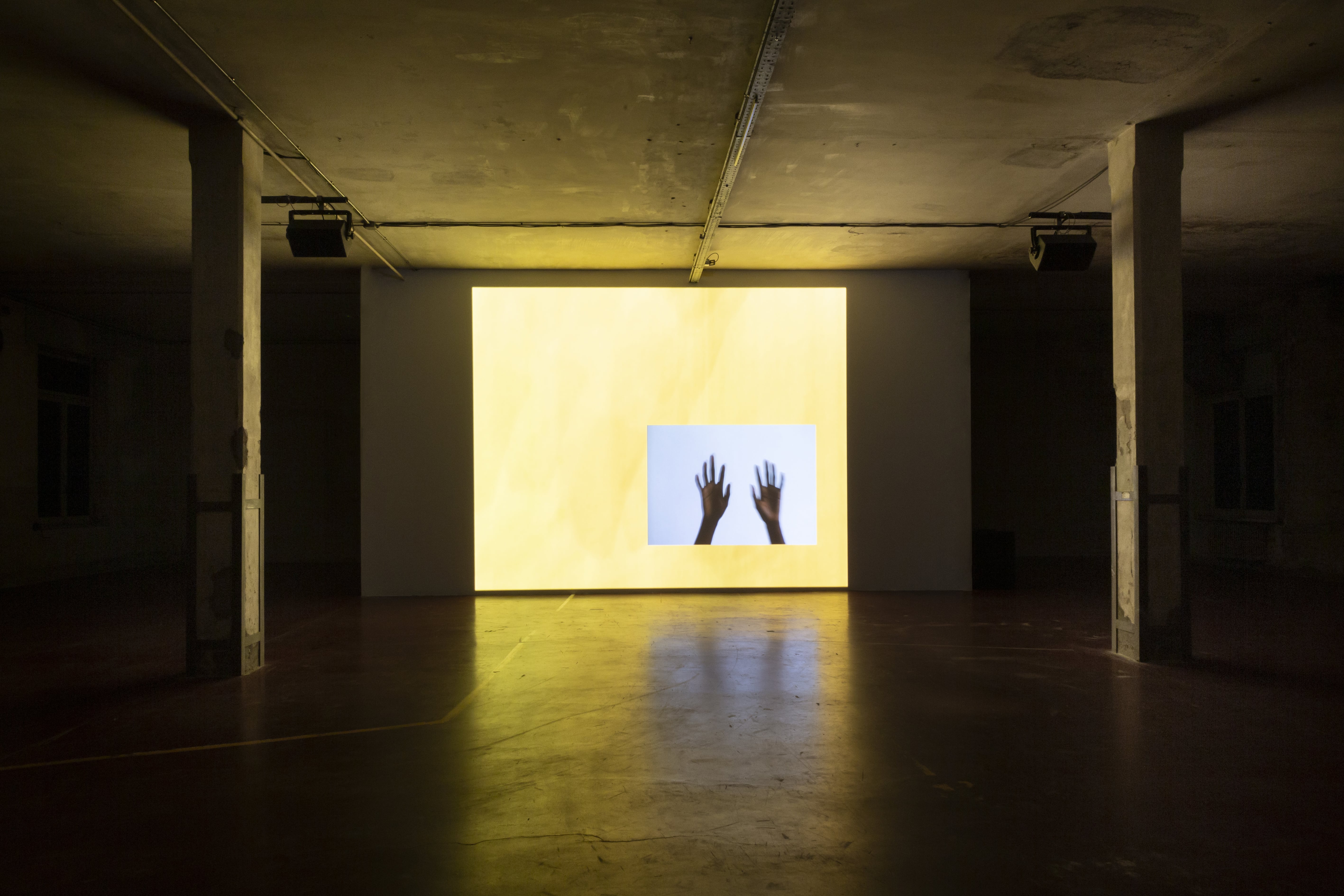 mani schermo giallo, mostra resisting to trouble, foto courtesy of Manifattura tabacchi