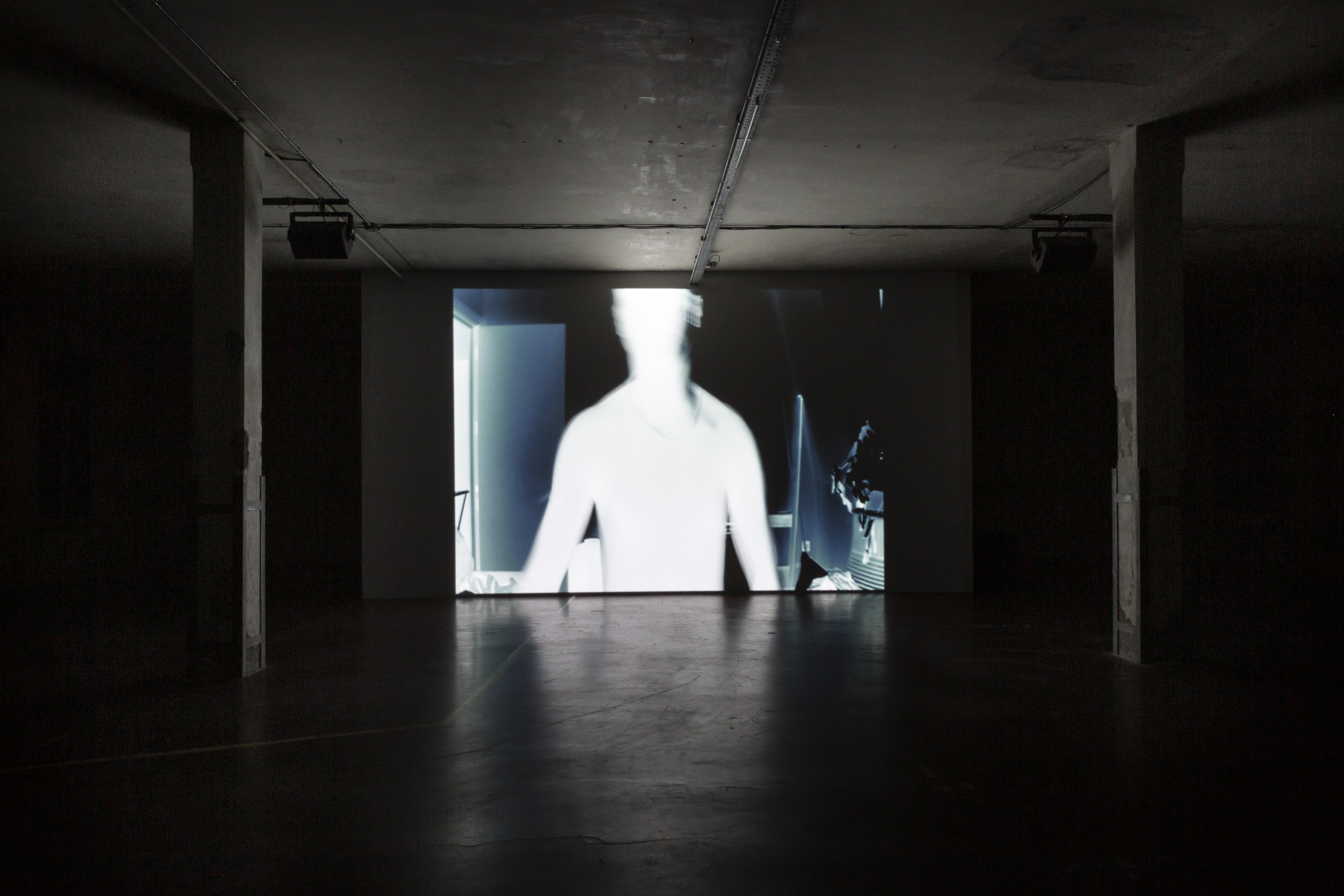 corpo bianco su schermo, mostra resisting to trouble, foto courtesy of Manifattura tabacchi