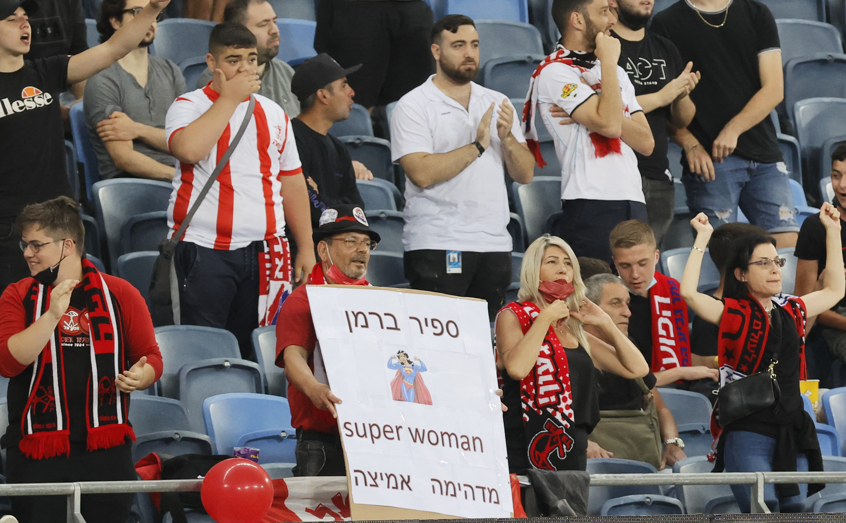 A Hapoel Haifa fan holds up a sign supporting Berman prior to the game. Photo: JACK GUEZ/AFP via Getty Images