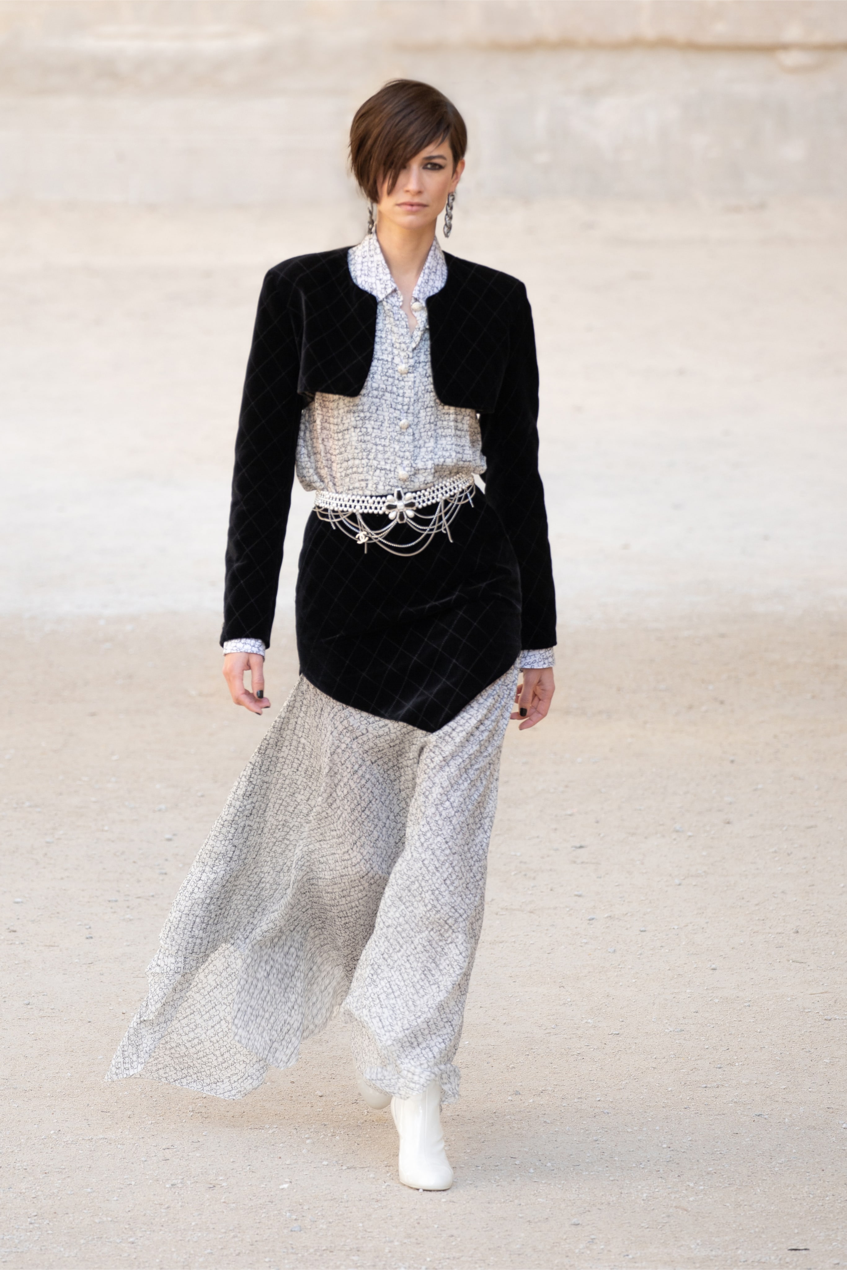 CHANEL on X: The CHANEL Cruise 2021/22 collection campaign is suffused  with the extreme modernity of black and white. Photographed by Inez &  Vinoodh in the south of France. The collection is