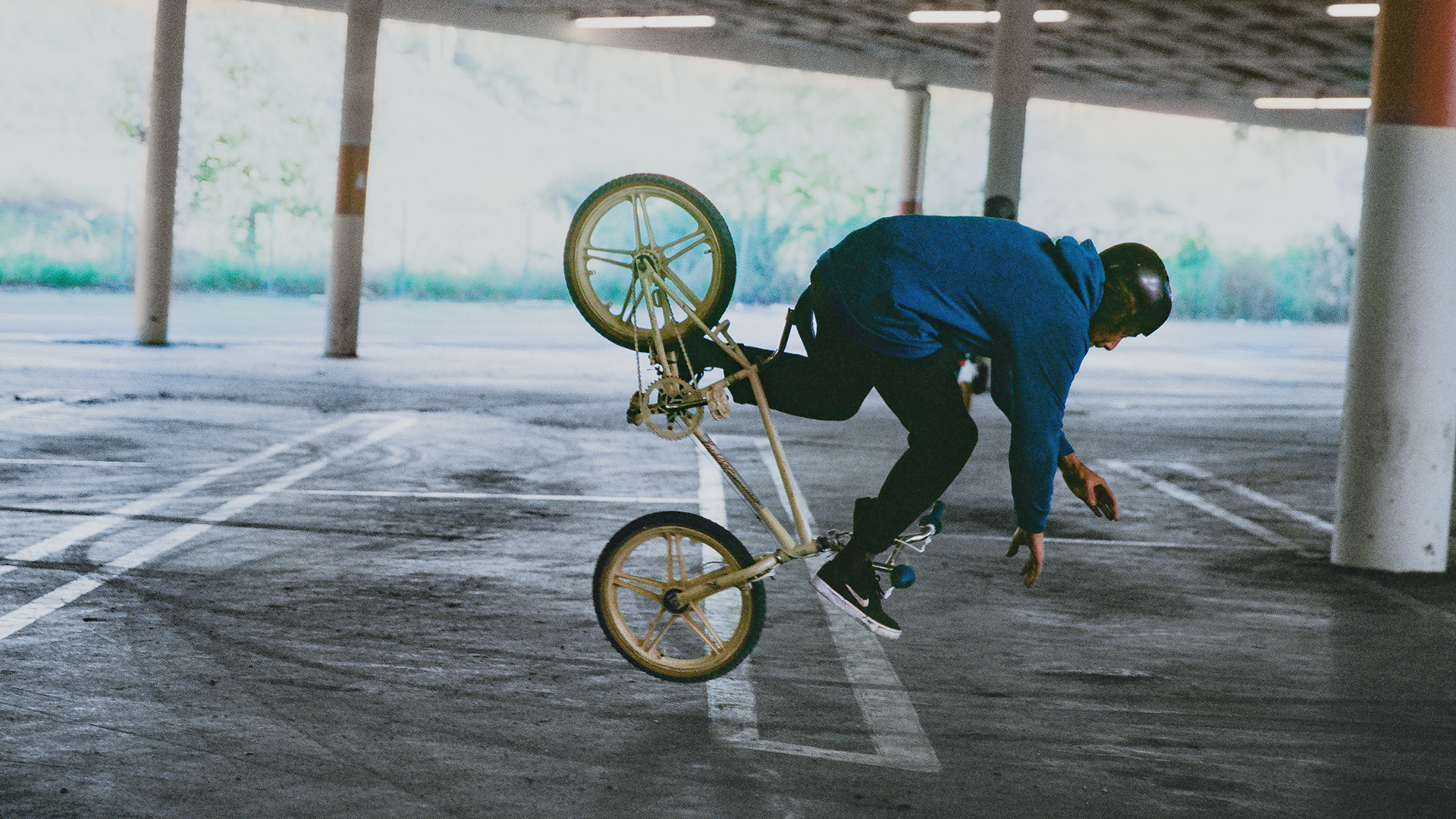 Ragazzo in bicicletta per la campagna 2021 Nike Play New