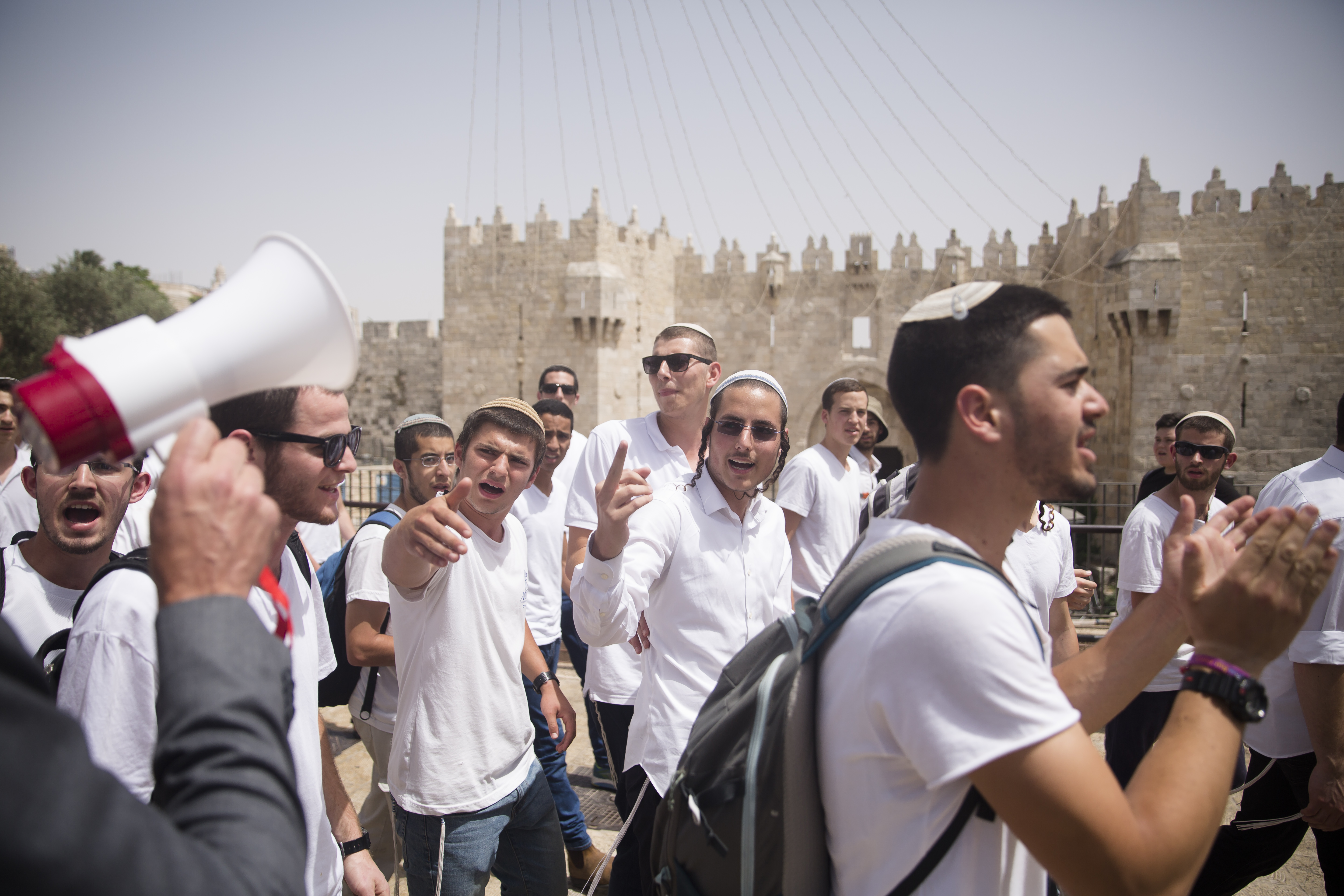 Warga Israel pawai di Gerbang Damaskus, Kota Lama Yerusalem pada Senin. Foto: Amir Levy/Getty Images