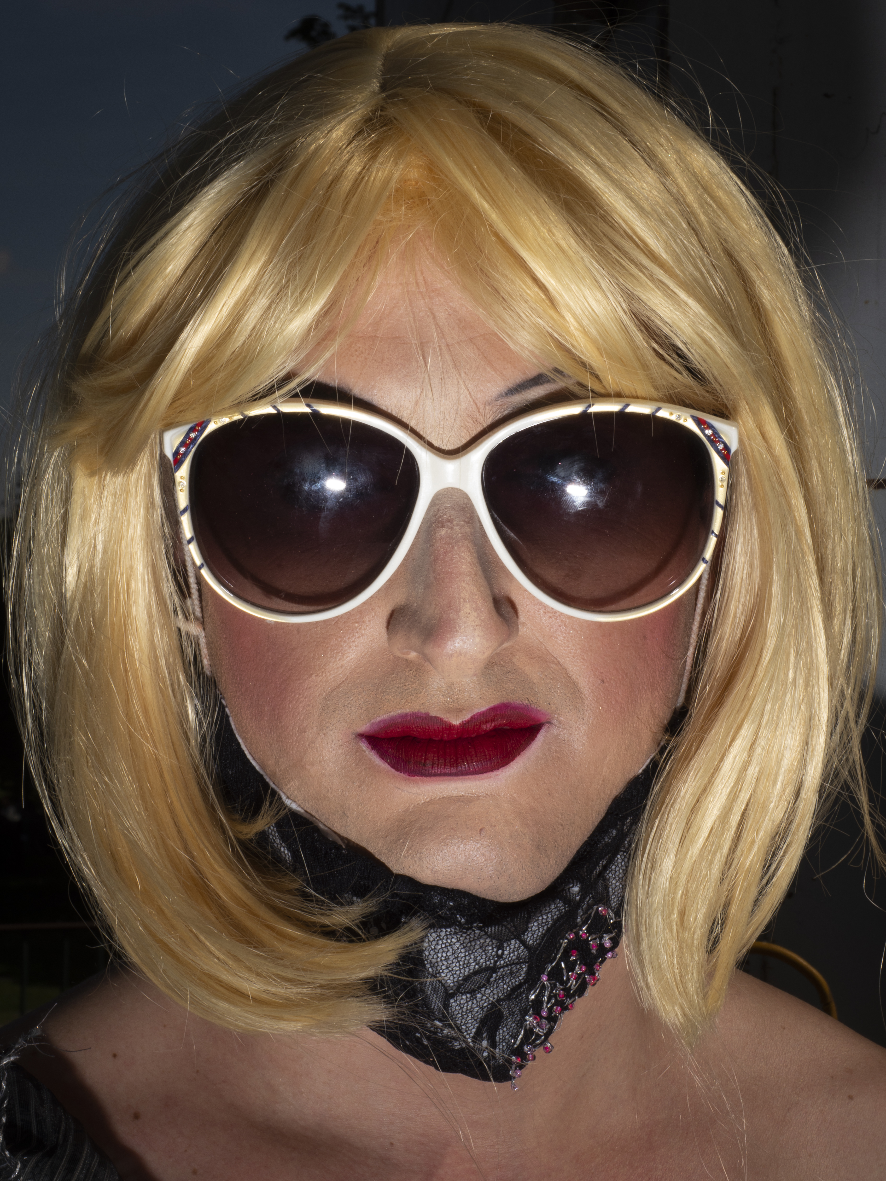 drag queen con occhiali da sole e foulard e parrucca bionda caschetto, dalla manifestazione in sostegno al ddl Zan a Milano, foto di Luca Santese, Marco P. Valli / Cesura