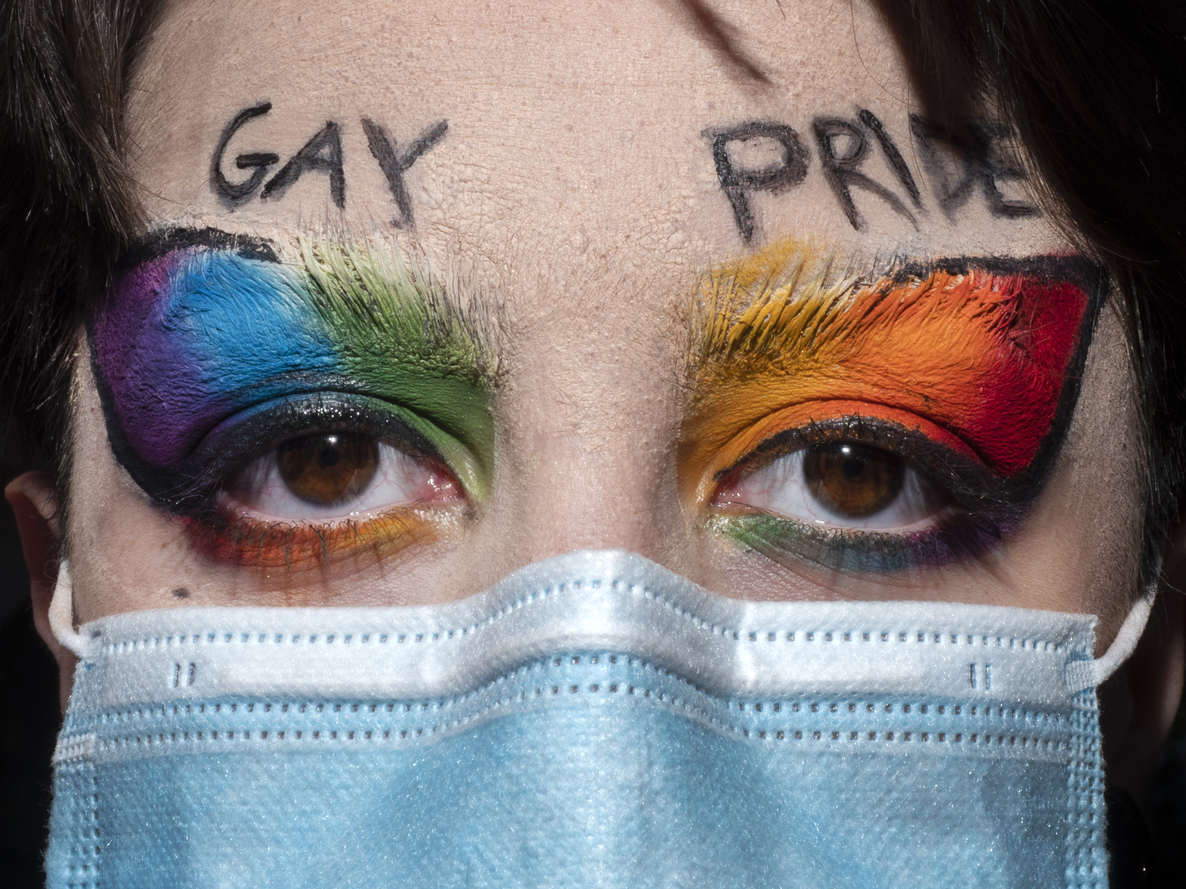 trucco occhi rainbow con scritto gay pride dalla manifestazione in sostegno al ddl Zan a Milano, foto di Luca Santese, Marco P. Valli / Cesura