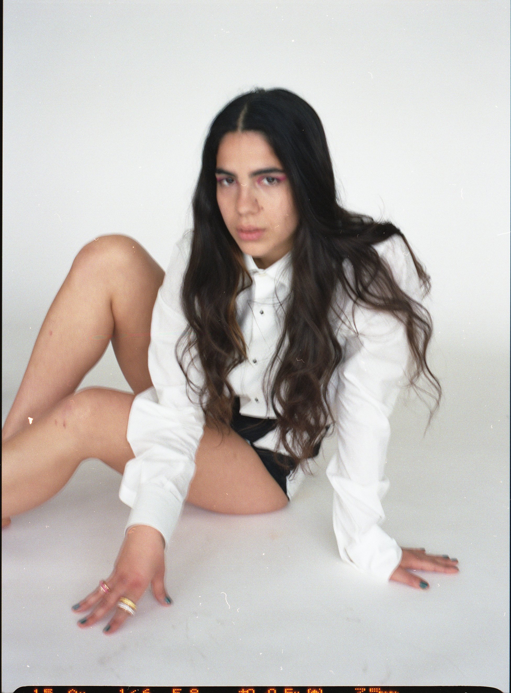 Anita Pomario attrice di Le Sorelle Macaluso sul set di i-d foto Rosario Rex di Salvo