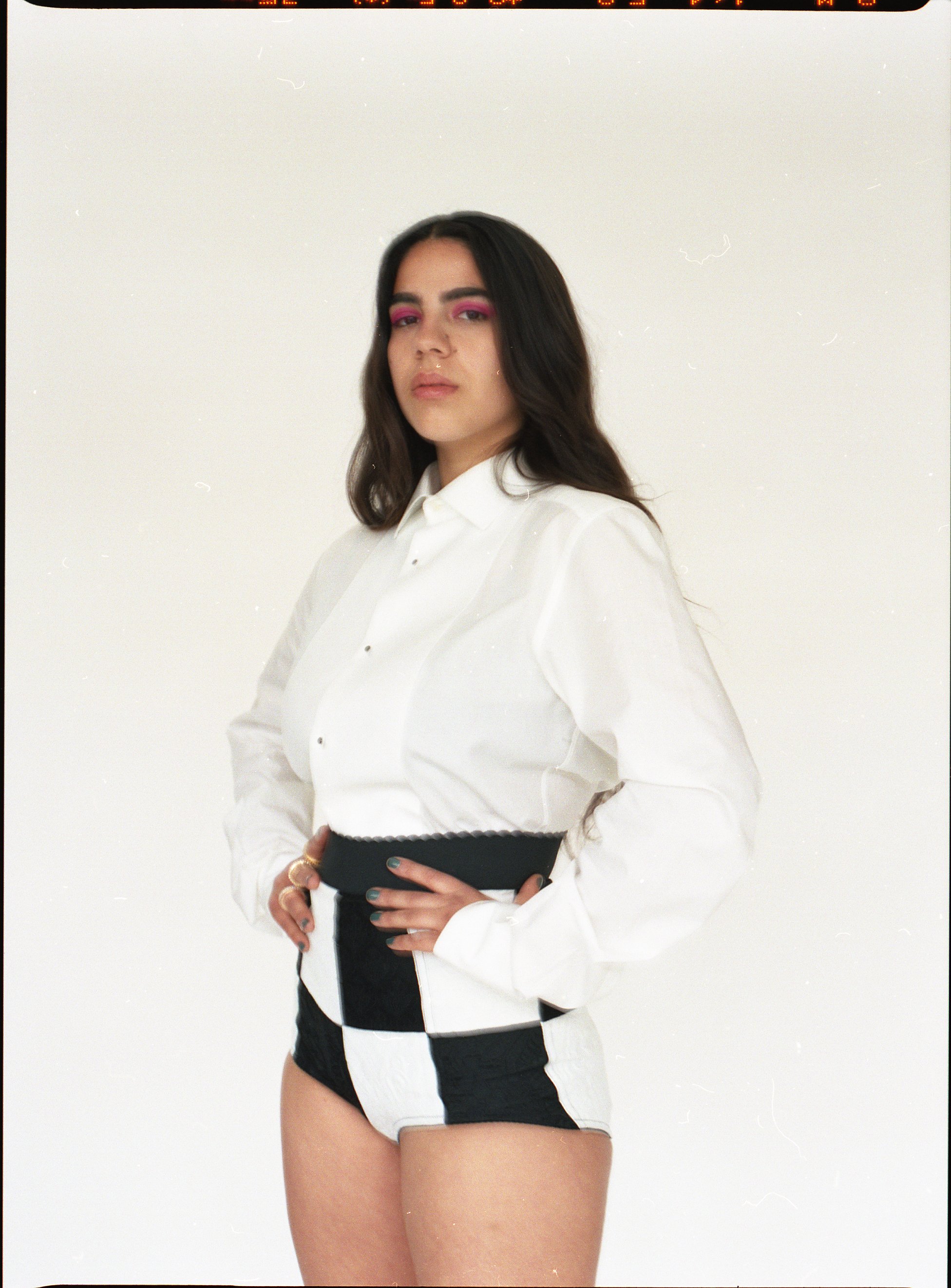 Anita Pomario attrice di Le Sorelle Macaluso sul set di i-d foto Rosario Rex di Salvo
