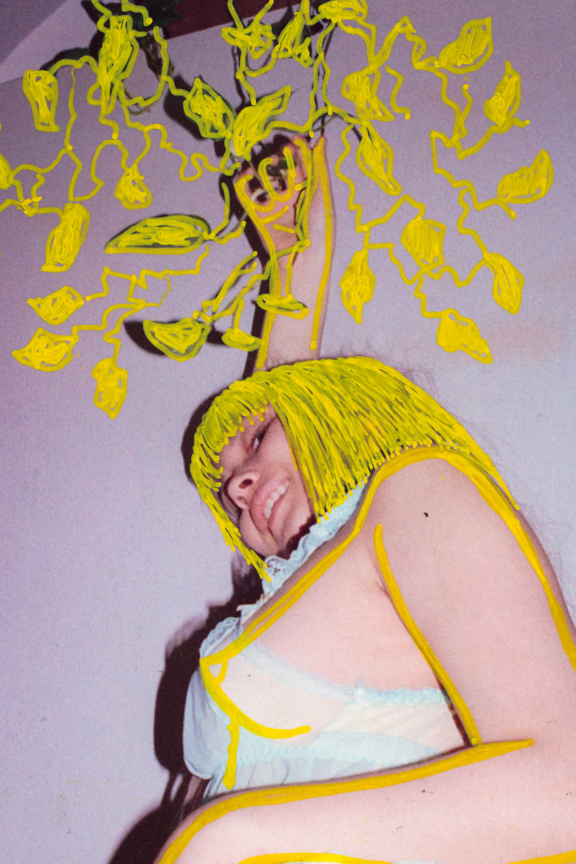 ragazza albero giallo foto di Luca Matarazzo
