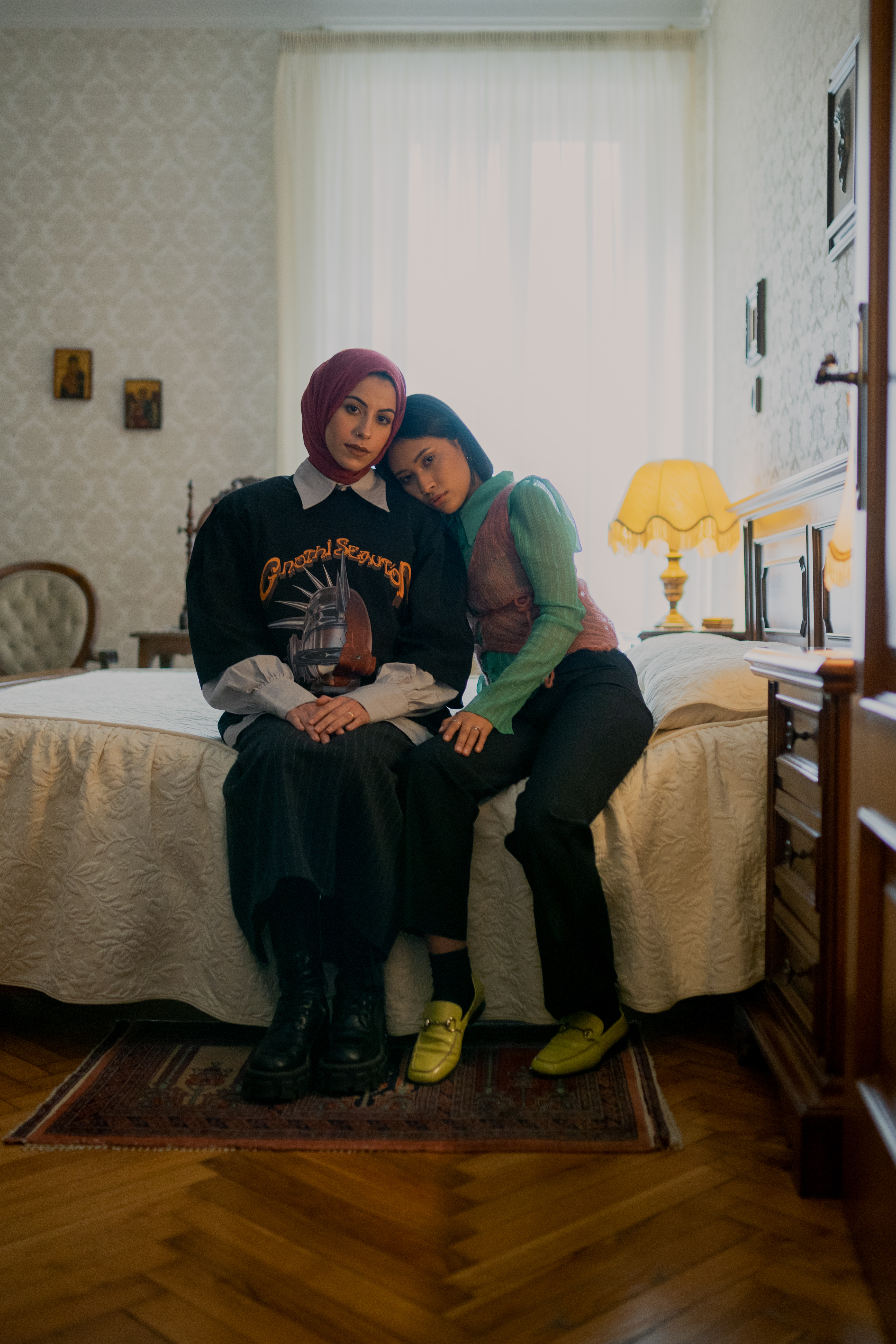 YOUTH-Torino, l'editoriale di i-D sui ragazzi di seconda generazione: Esraa e Kimberly sedute sul letto