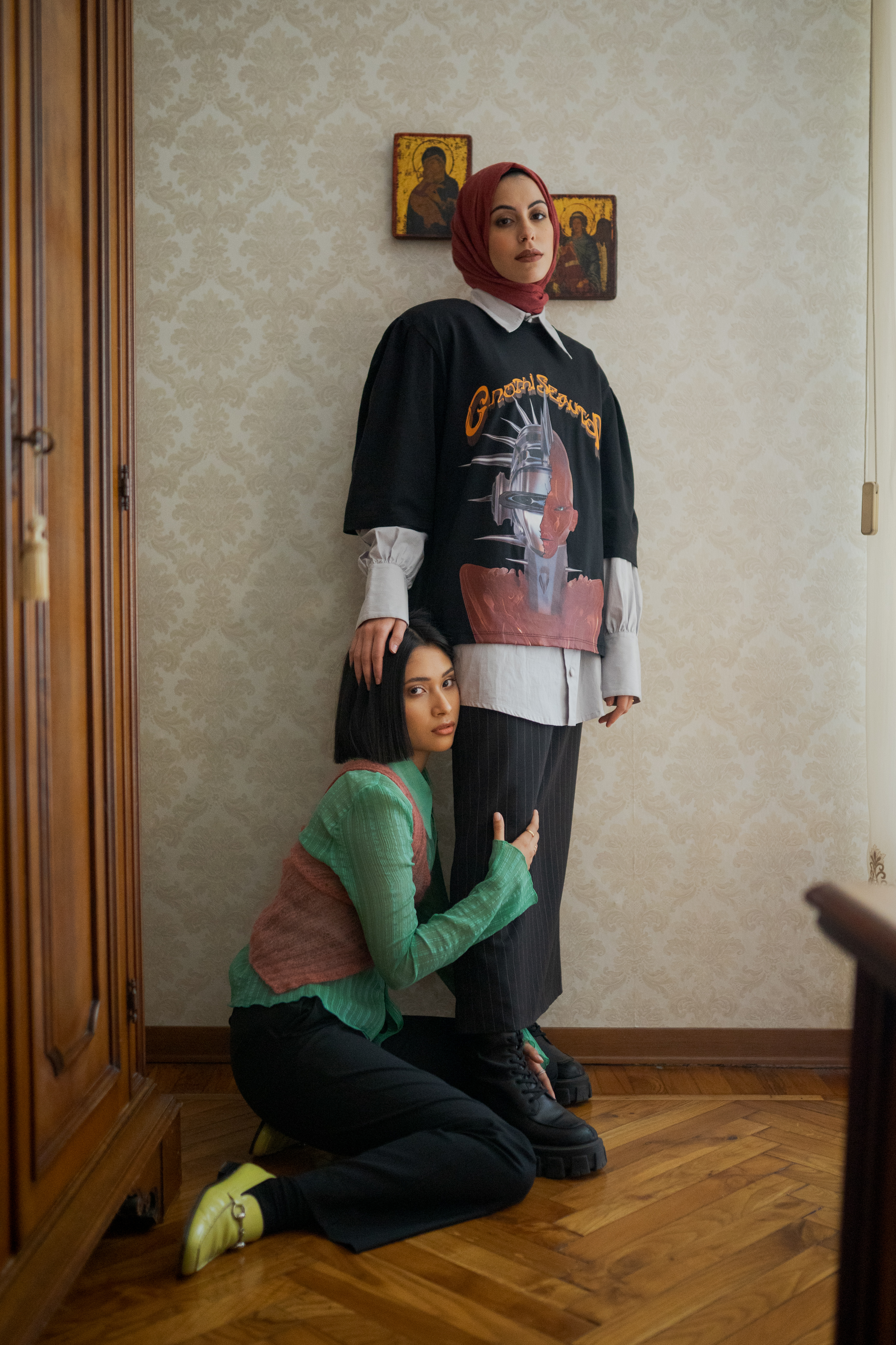 YOUTH-Torino, l'editoriale di i-D sui ragazzi di seconda generazione: Kimberly a terra vicina alle gambe di Esraa