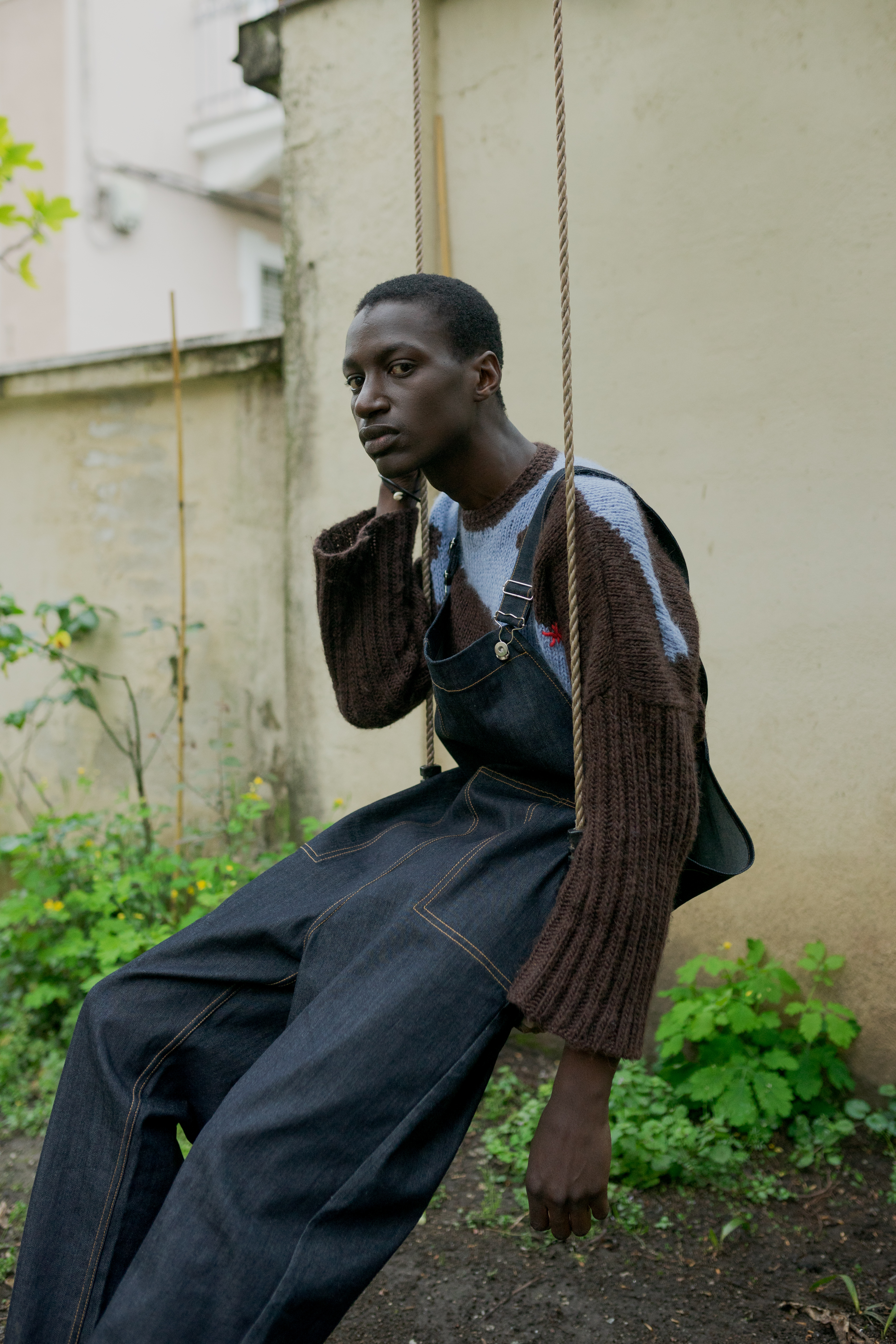 YOUTH-Torino, l'editoriale di i-D sui ragazzi di seconda generazione: Papa Dabo seduto su un altalena in un giardino